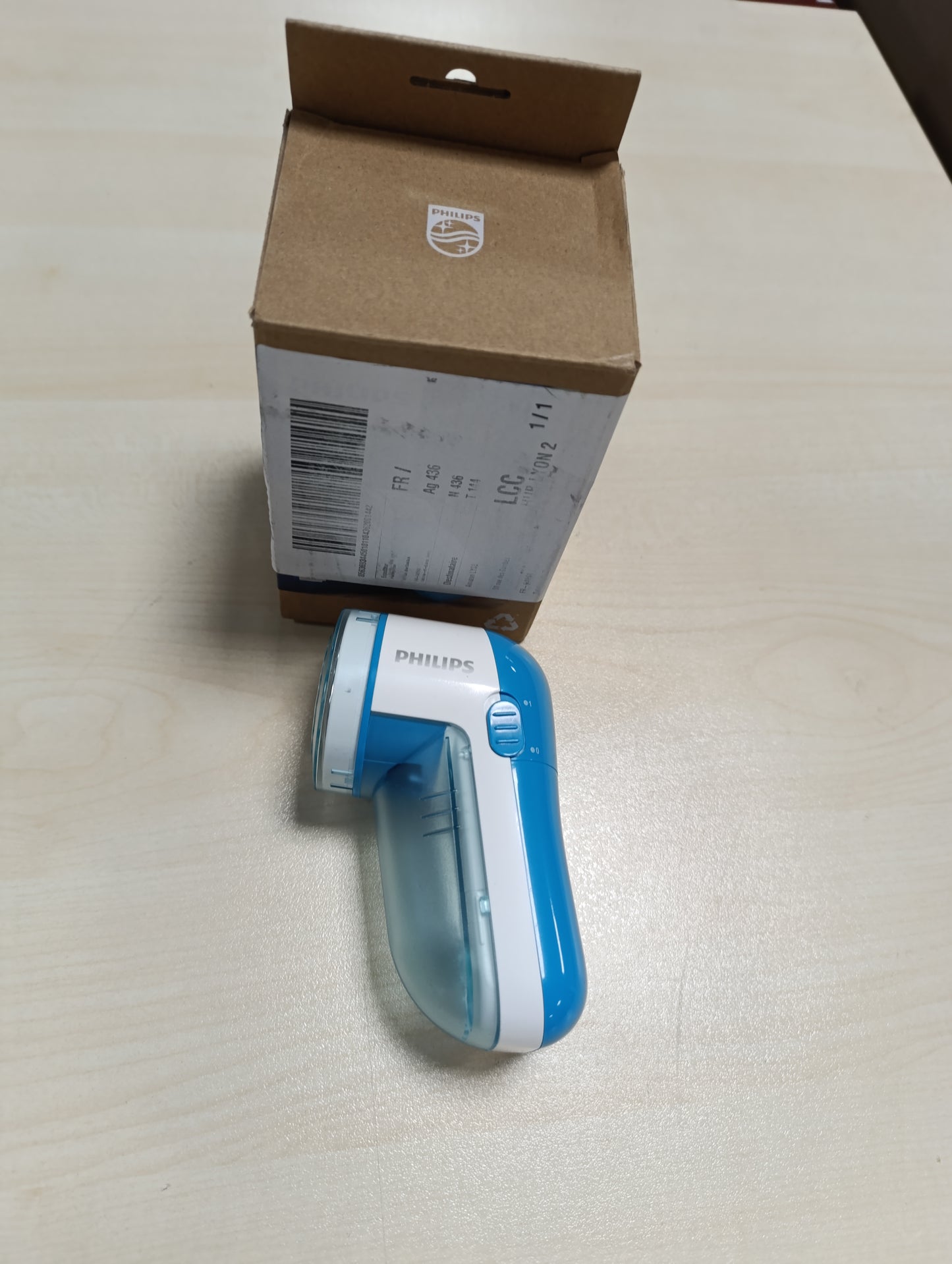 263495 - PHILIPS Heqës pushi - Heqje e shpejtë pushi, Makinë rroje pushi 8800 RPM, 3 tehe, për të gjitha pëlhurat, Kosh me pastrim të lehtë, 2 bateri AA, Dizajn kompakt, Blu/E bardhë (GC026/00)