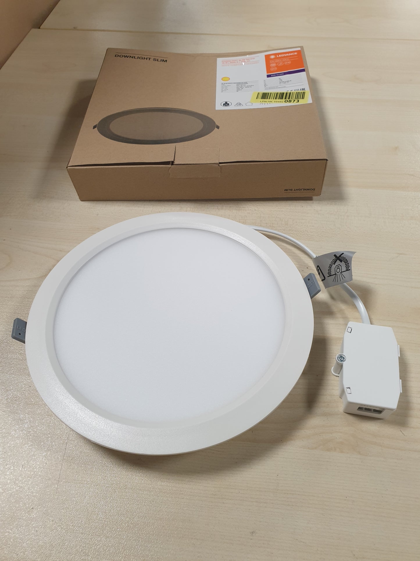 222692 - LLAMBË E SHESHTË LEDVANCE ME STREHË SHUMË TË HOLLË DHE ALTOPARLANT TË INTEGRUAR | KURSIM ENERGJIE, PRERJE TAVANI 210, 18W, E BARDHË E NGROHTË | DL SLIM DN 210 18 W 3000 K WT