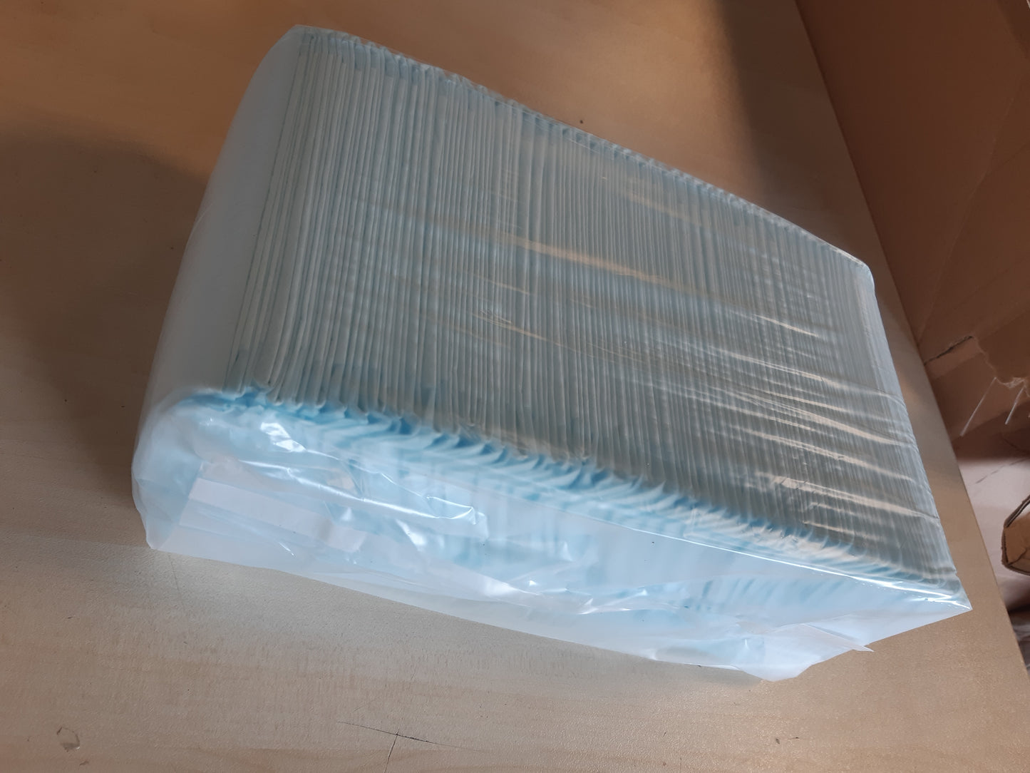 224192 - MBROJTËSE STËRVITJEJE PËR QEN DHE KËLYSHË AMAZON BASICS, TË PAPËRSHKUESHME NGA RRJEDHJET, DIZAJN ME 5 SHTRESA ME SIPËRFAQE QË THAET SHPEJT, TË RREGULLA, PAKO ME 50 COPË, BLU