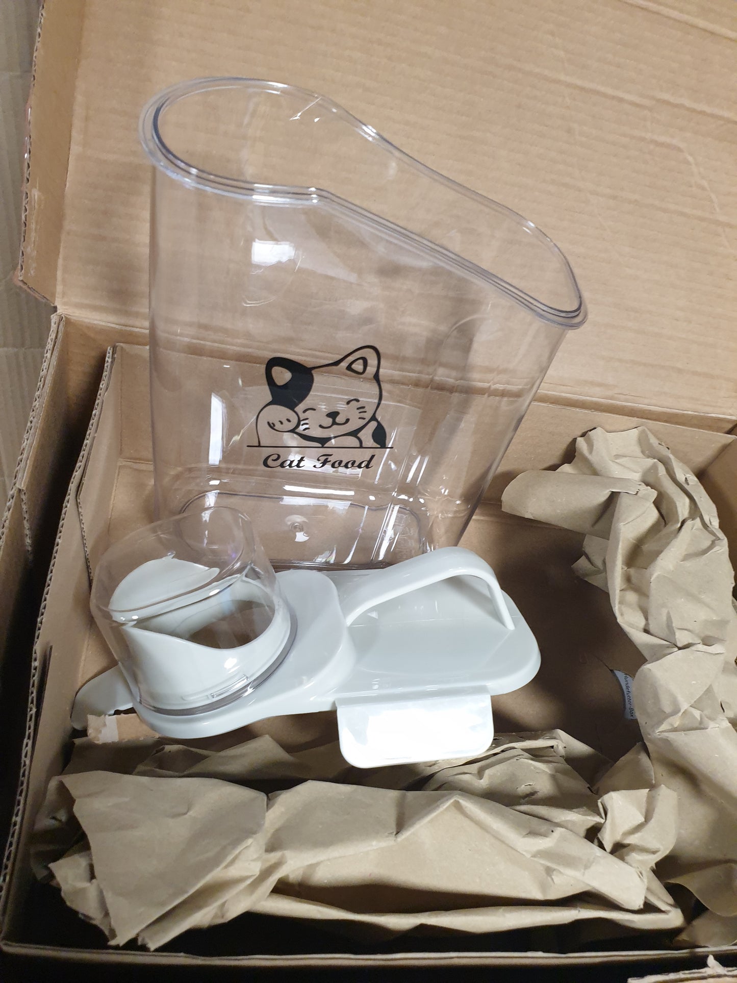 257004 - Enë për ruajtjen e ushqimit për mace, 2.8L, me dorezë portative dhe gotë matëse, Plastikë pa BPA, Transparente, për udhëtim