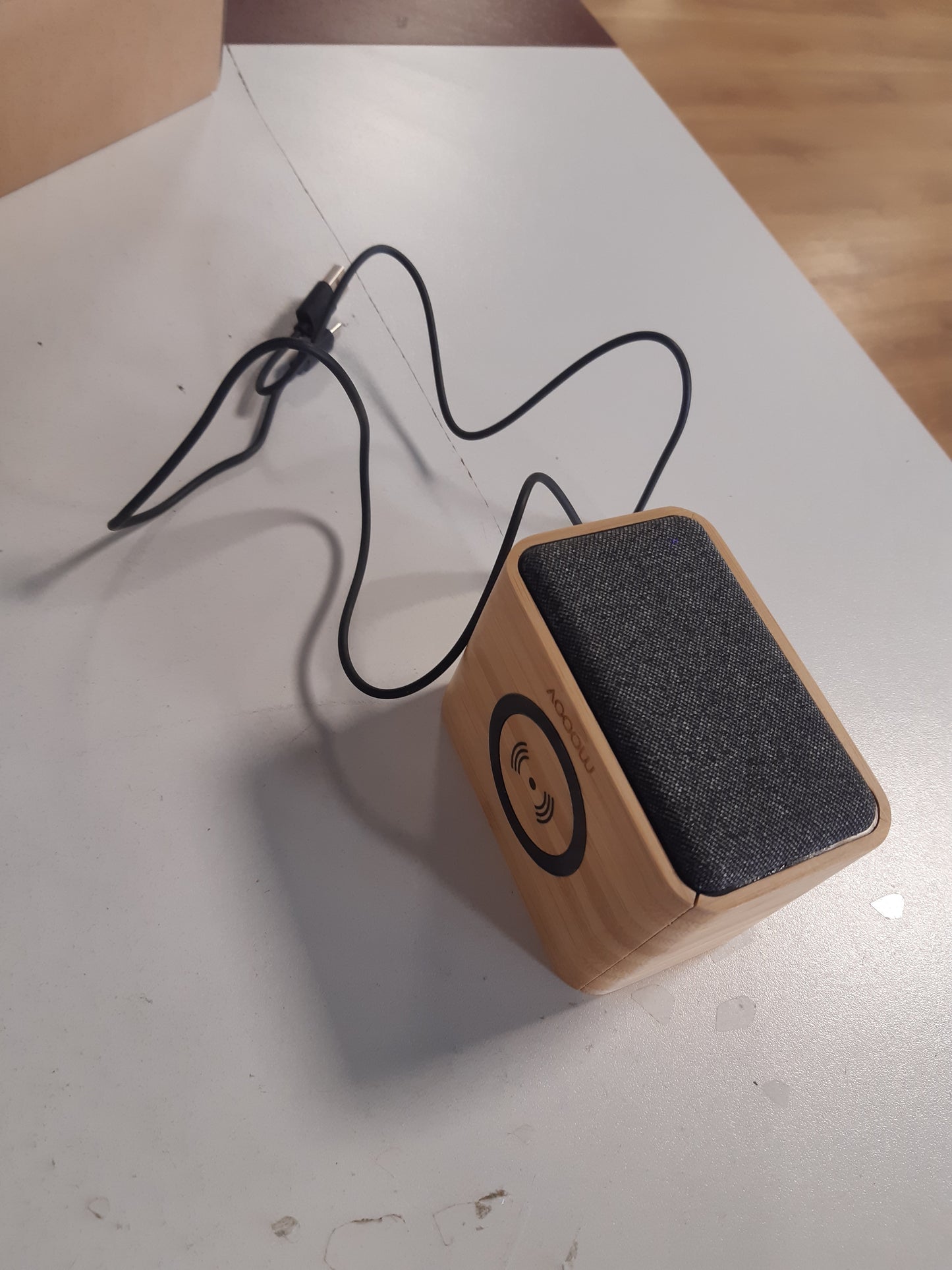 268374 - MOOOV 477352 – Altoparlant Bluetooth Portativ prej Bambuje, Qafë Karikimi Pa Tel për Smartphone