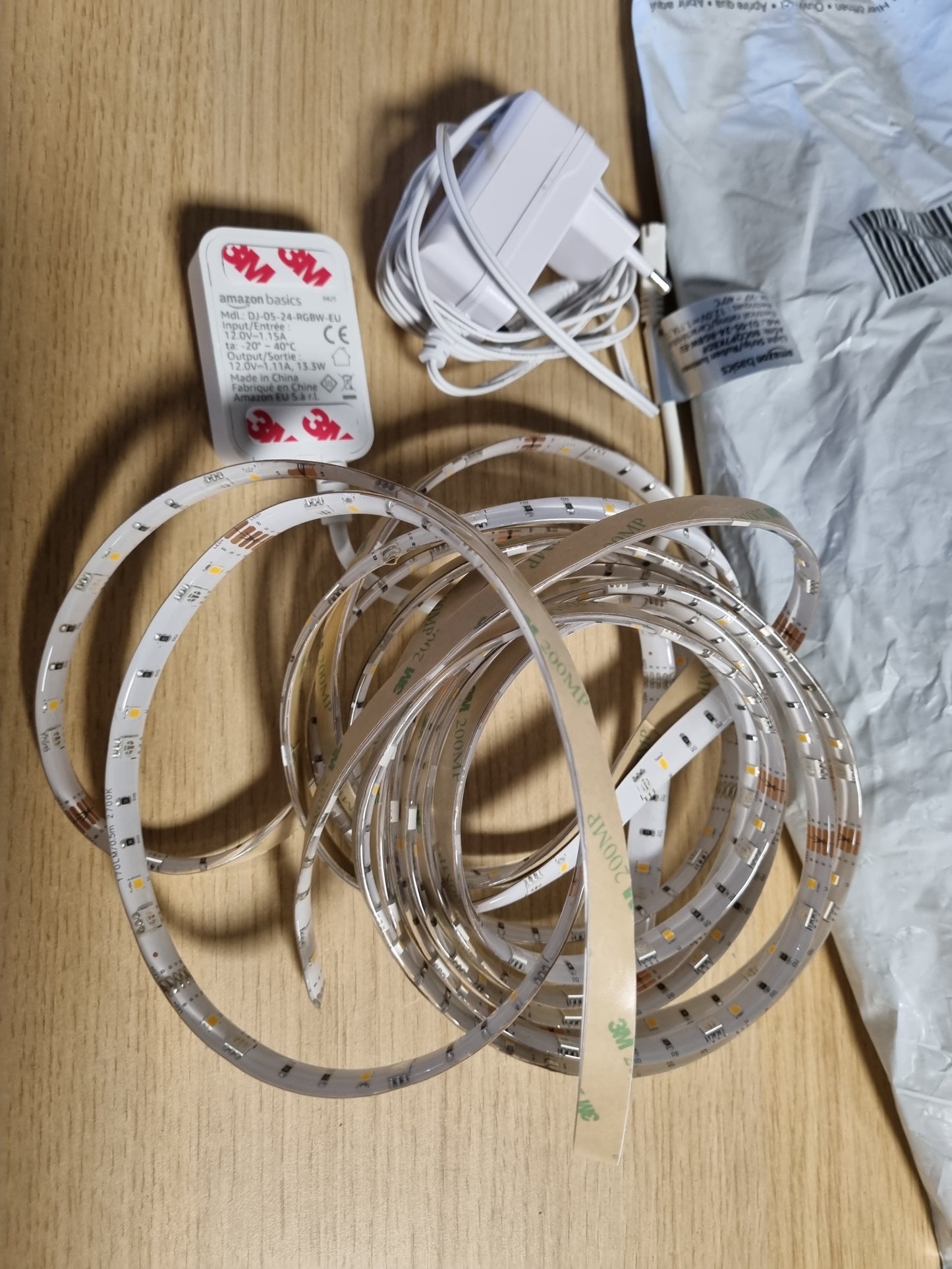 222714 - AMAZON BASICS Shirit ndriçimi LED inteligjent, 5 m, RGBW, i pajtueshëm vetëm me Alexa, Shumëngjyrësh