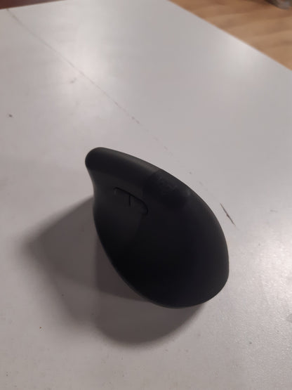 266166 - LOGITECH Lift Vertikal Ergonomik - Maus Pa Tel, Marrës Bluetooth ose Logi Bolt USB, Klikime të Qeta, 4 Butona, I pajtueshëm me Windows/macOS/iPadOS, Laptop, PC - Gri