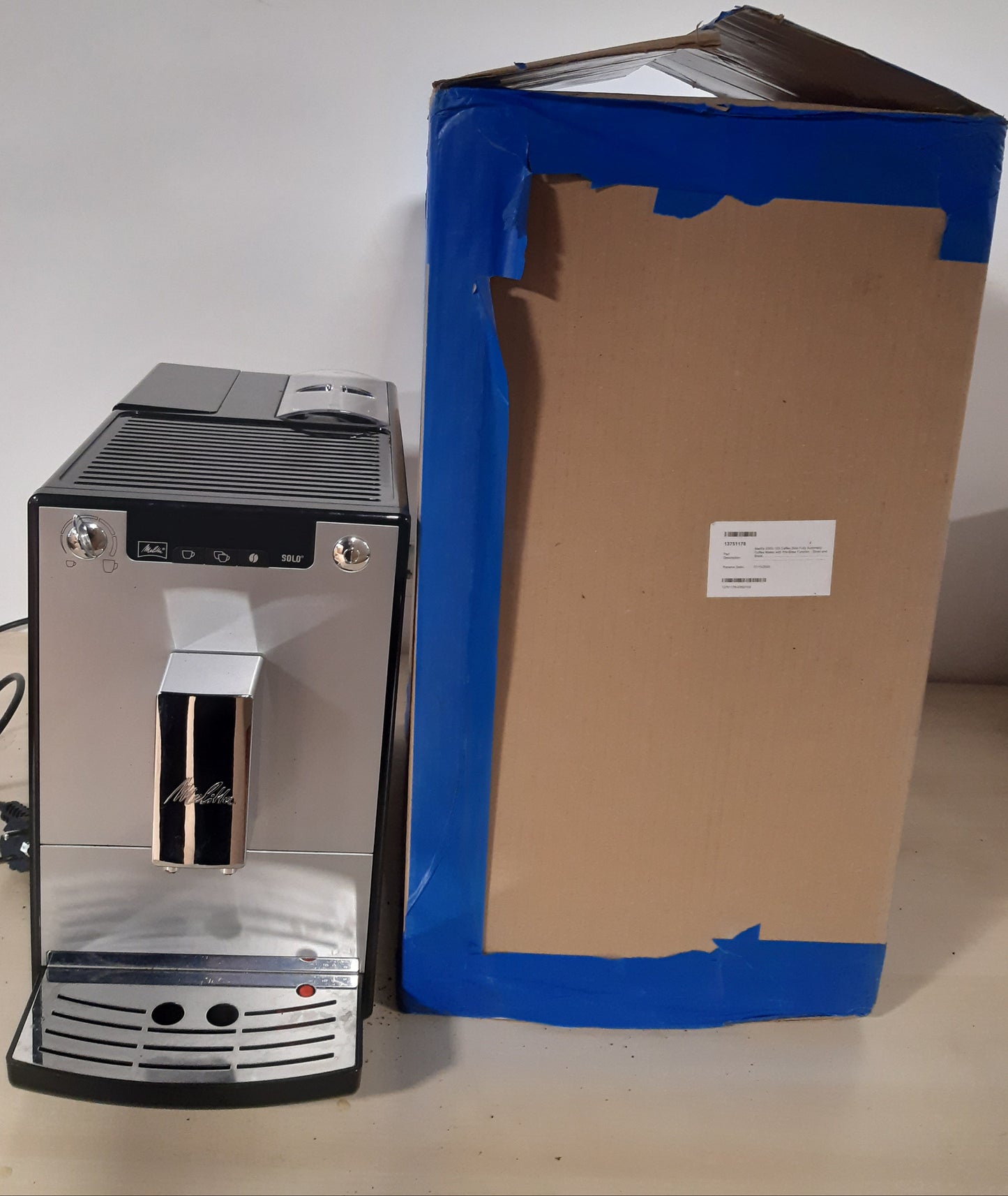 100396 - MELITTA E 950-103 Caffeo Solo - Makinë Kafeje Automatike, Kapacitet për 2 Filxhanë, Materiali Plastikë, Ngjyra Argjendi dhe e Zezë