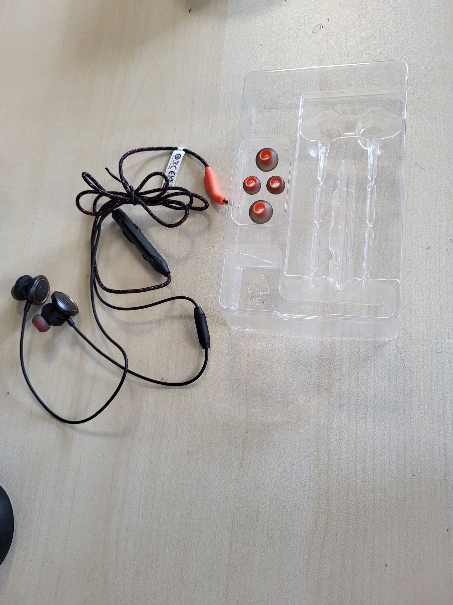 268359 - JBL Kufje për Lojëra Quantum 50 me Tel, Mikrofon, Kompatibilitet me PC dhe Konzola, Ngjyrë e Zezë