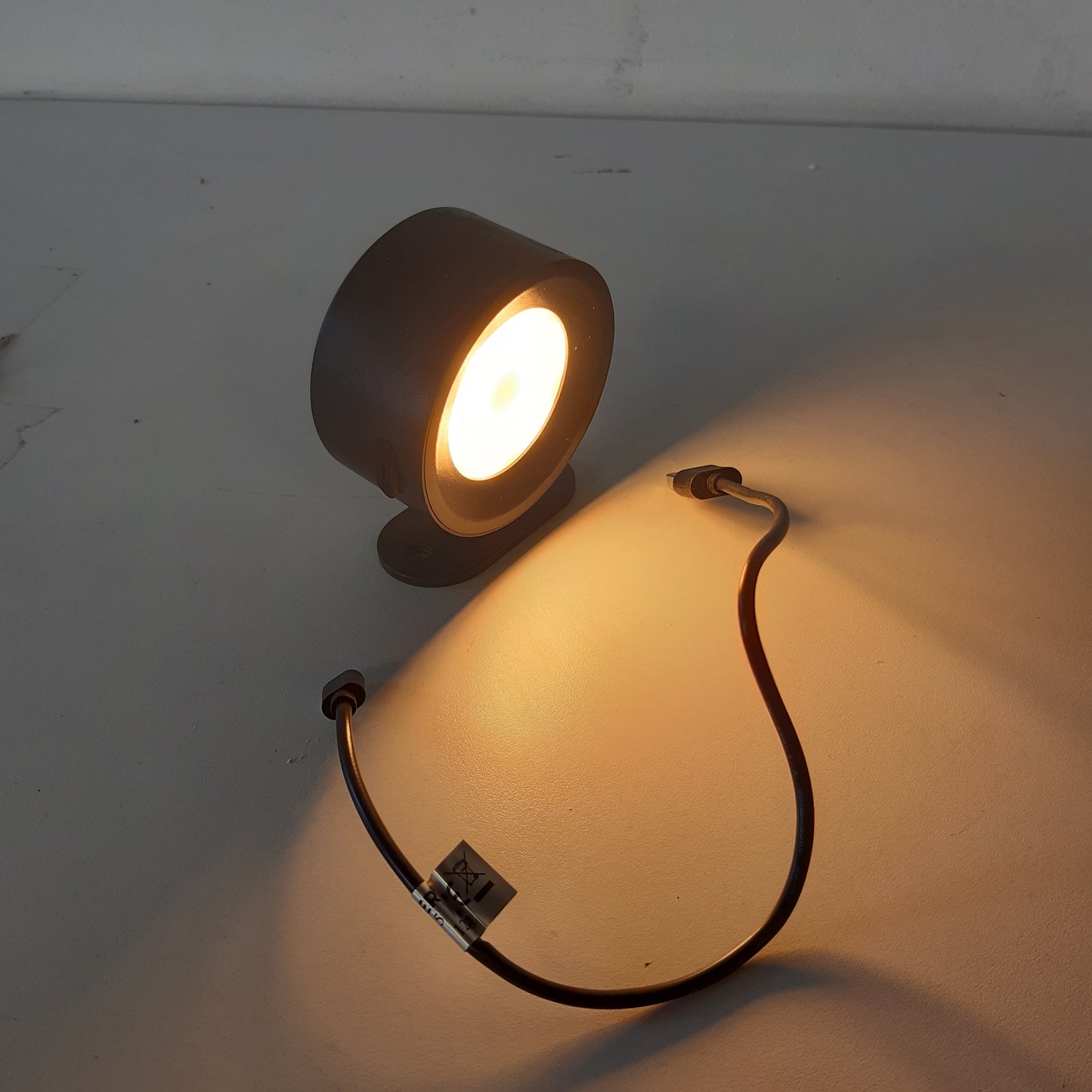 215852 - BRILONER Llambë muri pa lidhje energjie me bateri të rikarikueshme, e lëvizshme magnetikisht, e rrotullueshme 360 gradë, 8.7x7.5x4.8cm, e zezë