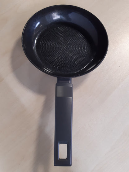 209684 - FACKELMANN - Tigan me Veshje Qeramike 20cm, Alumini i Ricikluar me Strukturë Bazë në Formë Hoje Bletësh, Jo Ngjitëse, i Përshtatshëm për të Gjitha Llojet e Sobave përfshirë Induksionin, Pa PFAS