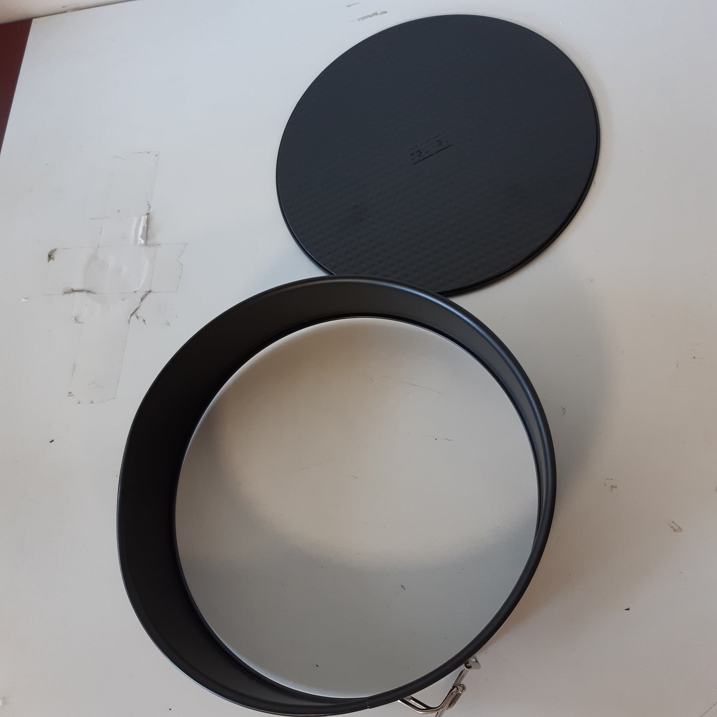 247983 - ZENKER Tavë pjekjeje me sustë Ø 28 cm, Tavë pjekjeje me shtresë jo ngjitëse, Tavë e rrumbullakët për tortë me bazë të sheshtë, 1 copë, Ngjyra: e zezë