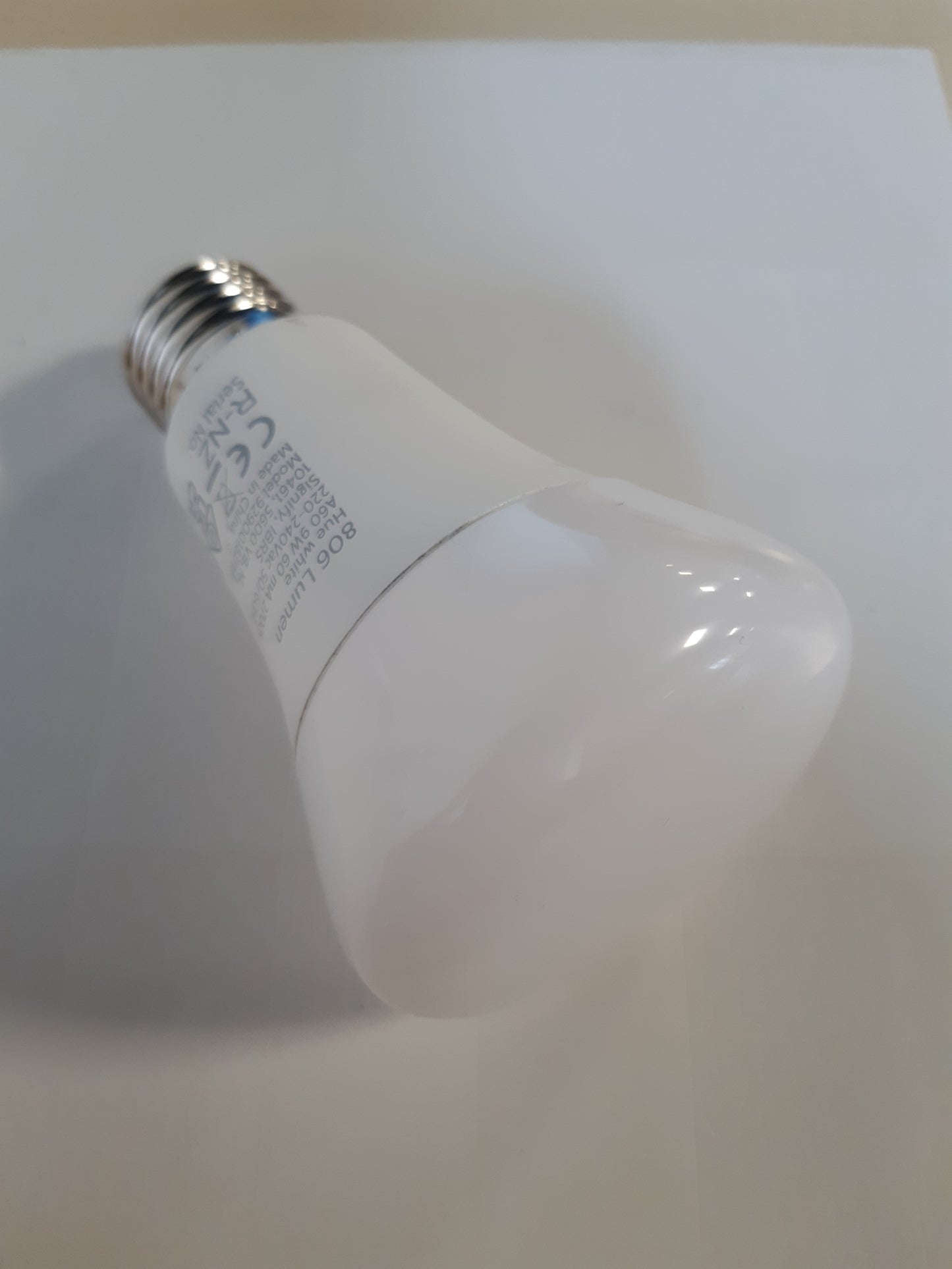 252637 - PHILIPS HUE - Dritë LED e Bardhë E27, pako me 1 llambë (806 lm), llambë LED e errësueshme, kontroll inteligjent të dritës nëpërmjet zërit dhe aplikacionit