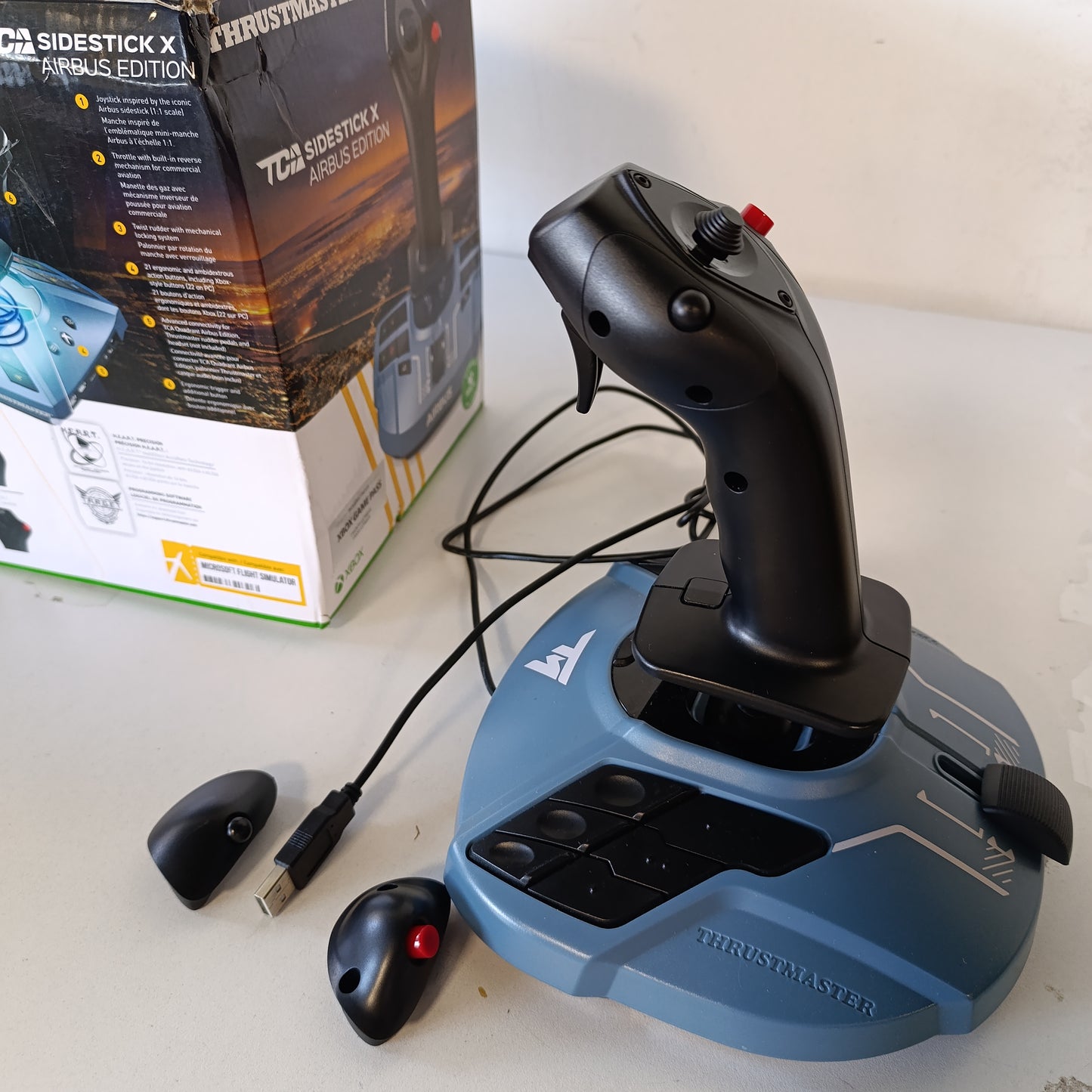 266100 - THRUSTMASTER TCA SIDESTICK X AIRBUS EDITION - Licenca Zyrtare për Xbox Series X|S dhe Windows