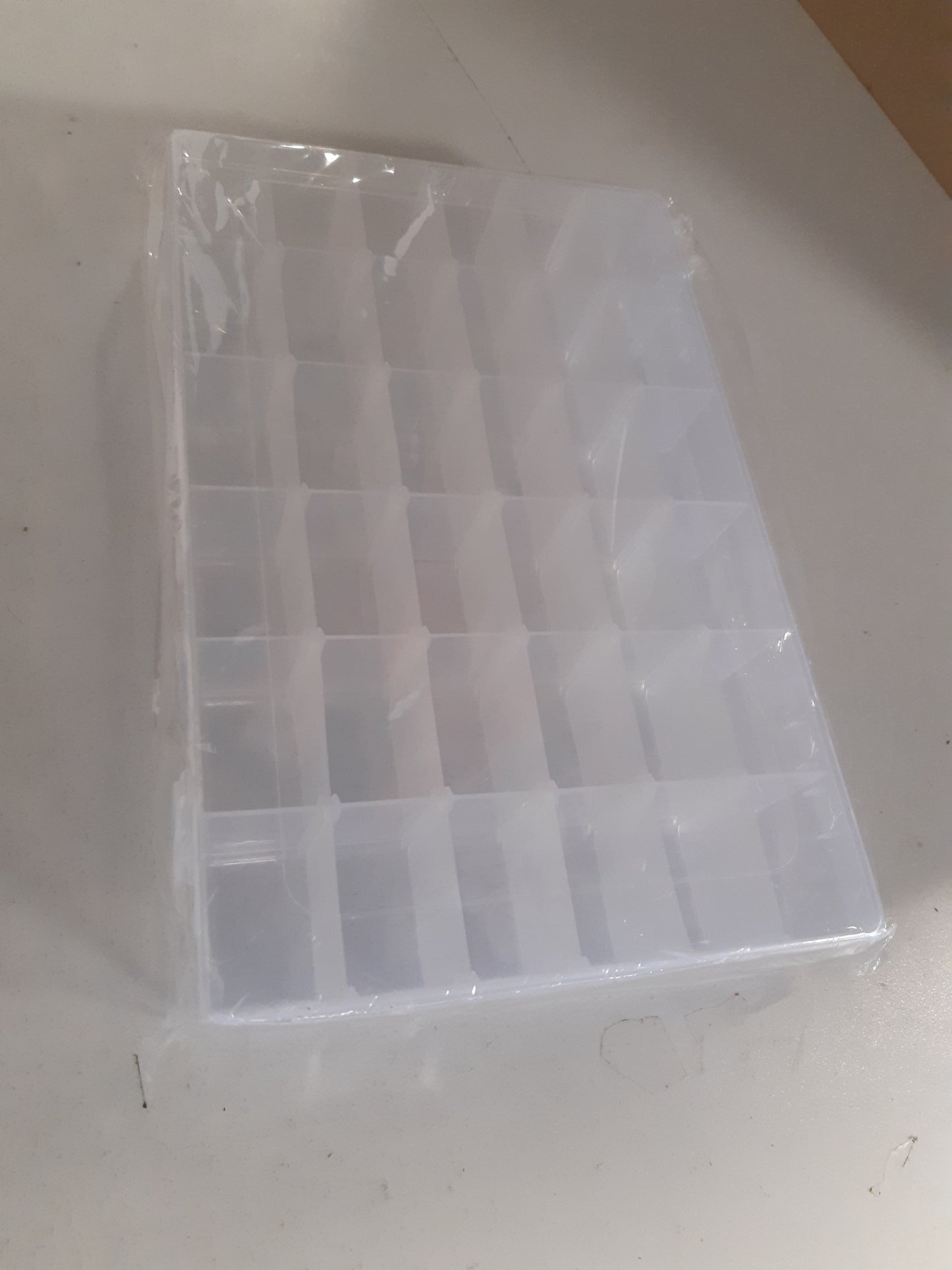 223553 - Kuti Organizuese Kievano me 36 Ndarje – Kuti Plastike Transparente Ruajtjeje me Ndarëse të Rregullueshme – 27.5 × 18 × 4.5 cm.