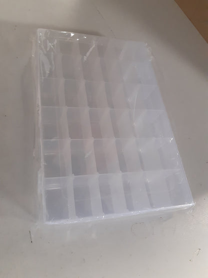 223553 - Kuti Organizuese Kievano me 36 Ndarje – Kuti Plastike Transparente Ruajtjeje me Ndarëse të Rregullueshme – 27.5 × 18 × 4.5 cm.