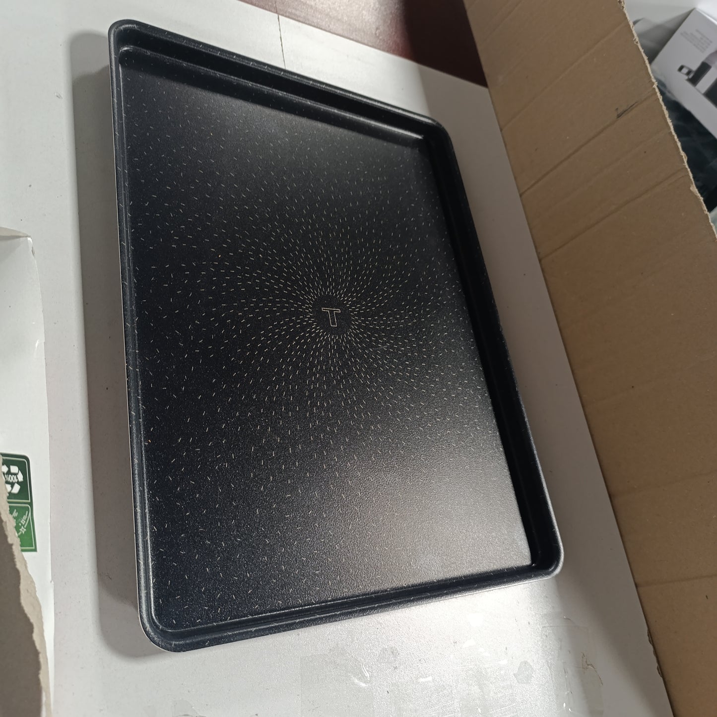 224112 - TEFAL Tepsia e Pjekjes, 38 x 28 cm, Shtresë e Sigurt Jo-Ngjitëse, 100% Alumini i Ricikluar, Prodhuar në Francë, Çokollatë J5547002