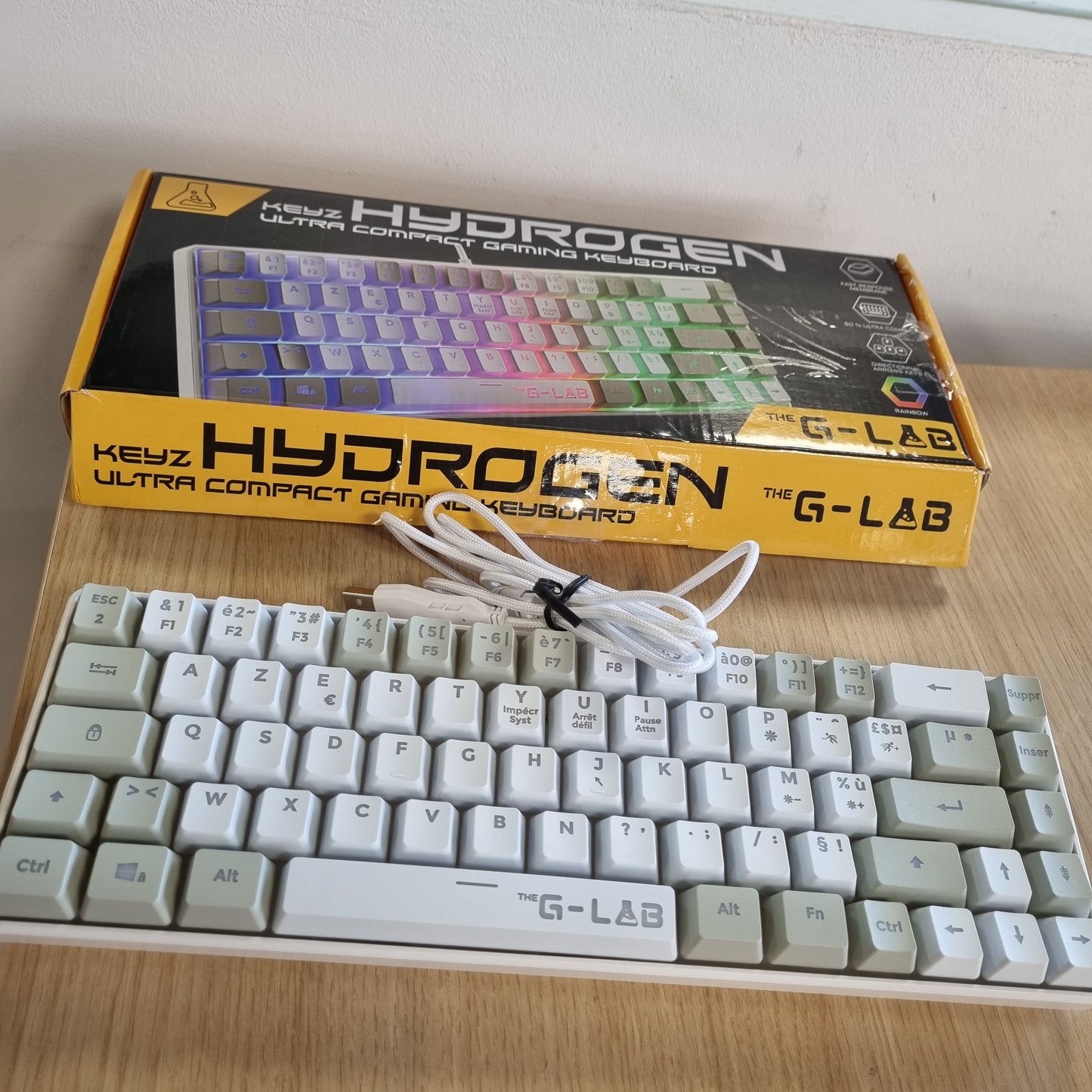 268717 - G-LAB Tastierë Lojërash Keyz Hydrogen 60%, AZERTY gjysmë-mekanike me tela, Ndriçim Prapa Shumëngjyrësh - Mini e Heshtur, Format Kompakt TKL - PC/PS4/PS5 - E Bardhë/Gri
