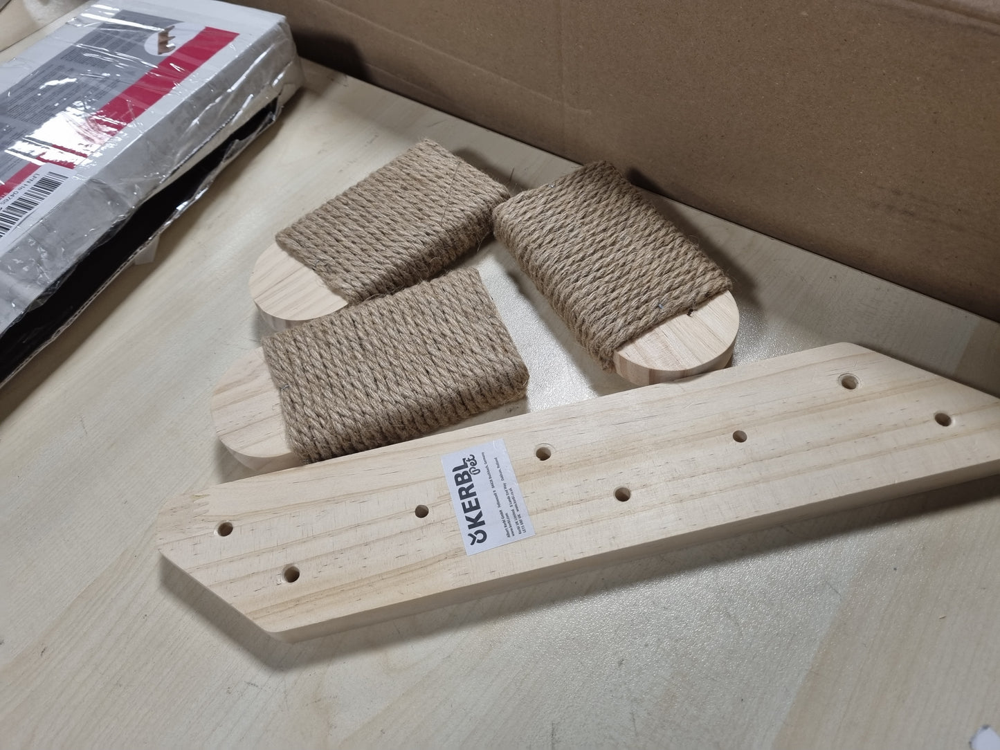 228111 - KERBL Timber - Shkallë për mace, ngjyrë natyrale, 38 x 16.5 cm, kapacitet 6 kg, me jute natyrale, për montim në mur