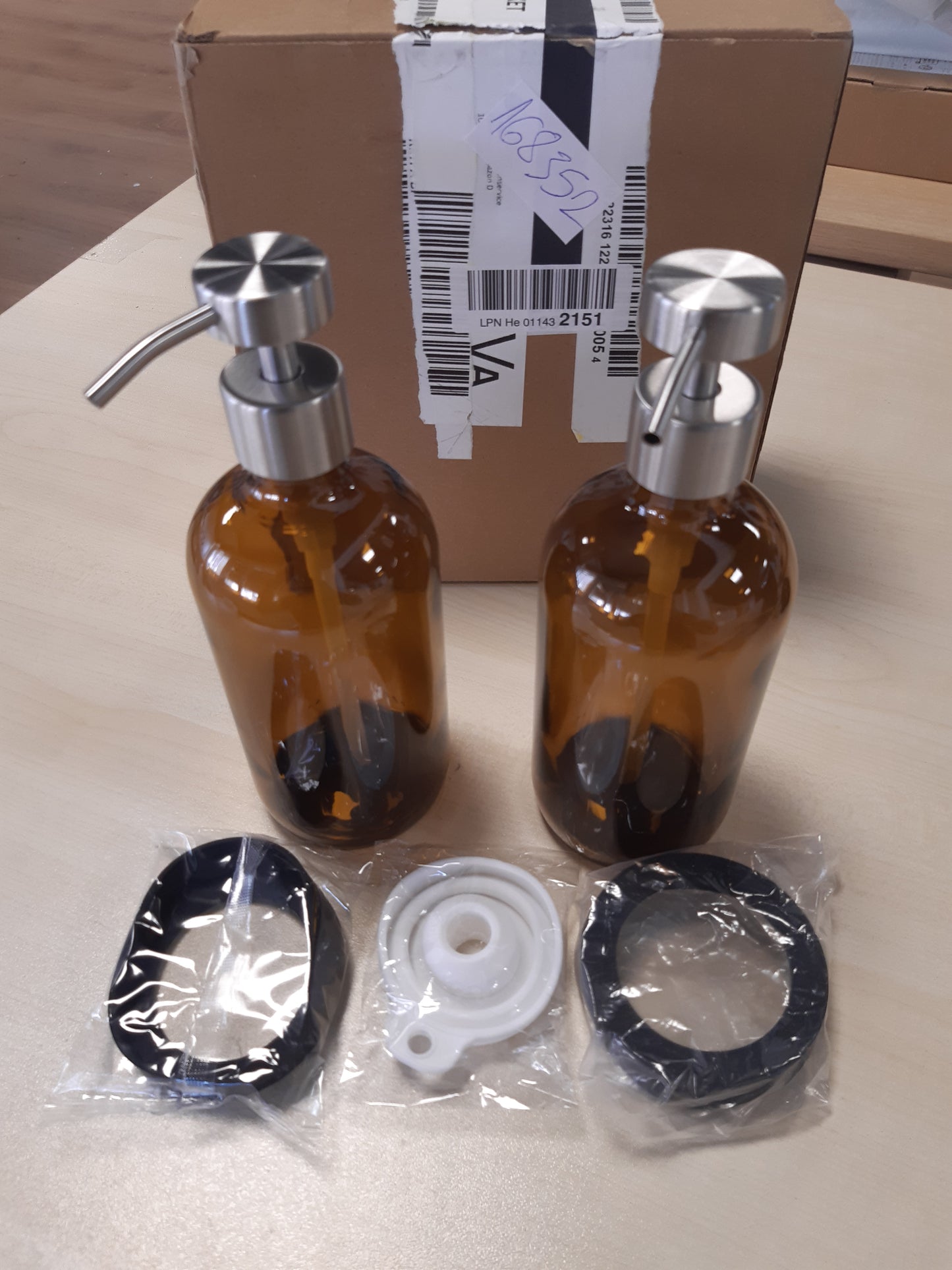 168352 - DISPENSER SAPUNI - Set 2 copësh prej Qelqi me Pompë Çeliku Inox dhe Etiketa të Papërshkueshme nga Uji, Shishe Qelibar me Pompë Argjendi dhe Bazë Mbrojtëse Silikoni Anti-rrëshqitëse, për Banjo dhe Kuzhinë
