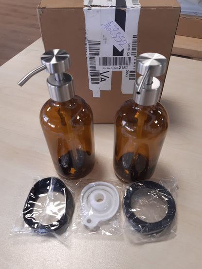 168352 - DISPENSER SAPUNI - Set 2 copësh prej Qelqi me Pompë Çeliku Inox dhe Etiketa të Papërshkueshme nga Uji, Shishe Qelibar me Pompë Argjendi dhe Bazë Mbrojtëse Silikoni Anti-rrëshqitëse, për Banjo dhe Kuzhinë