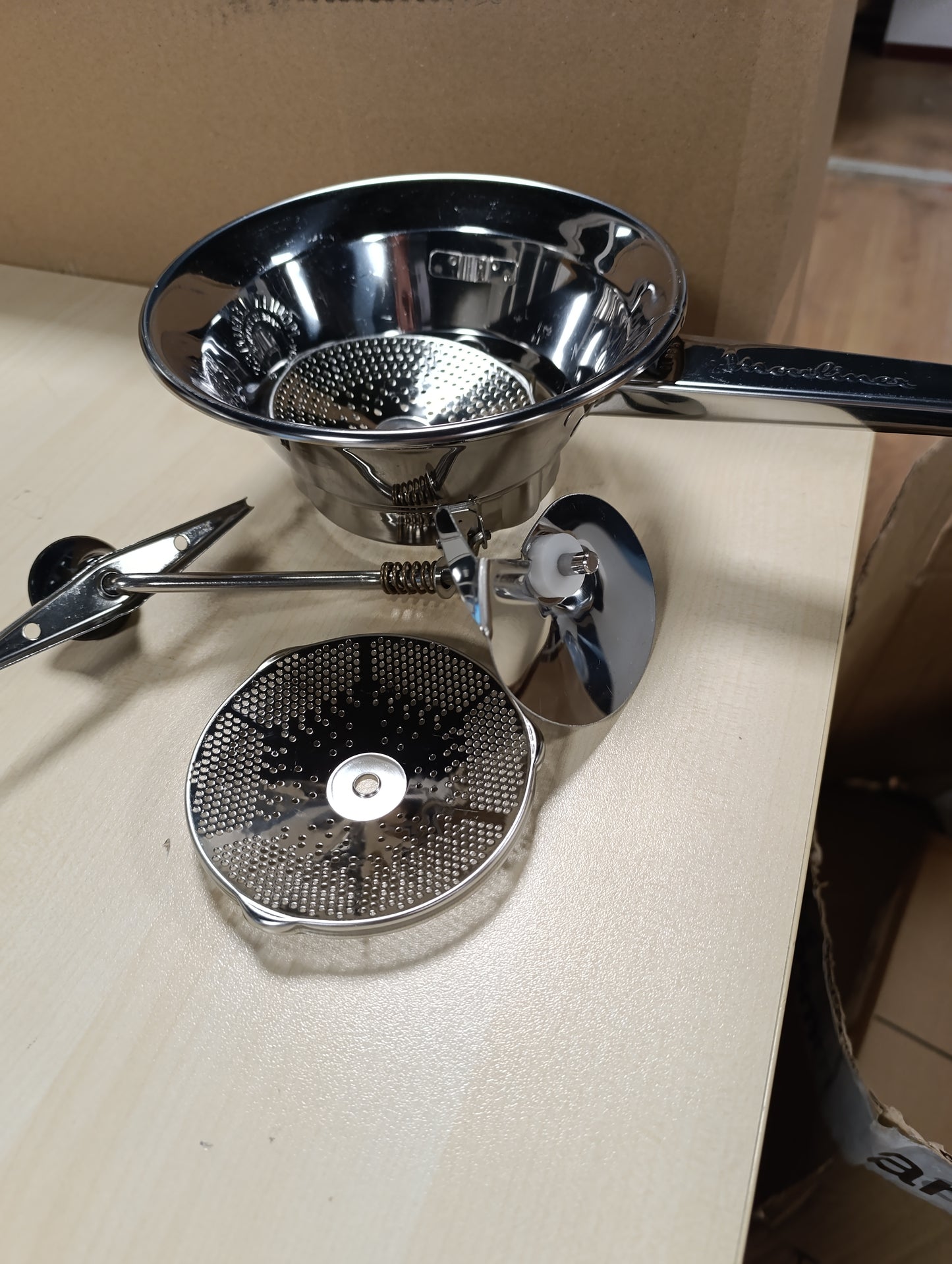 245974 - MULLI MANUAL PERIMESH MOULINEX CLASSIC, ÇELIK INOX, MODEL I VOGËL, I SIGURT PËR LAVASTOVILJE, PRODHUAR NË FRANCË A40106