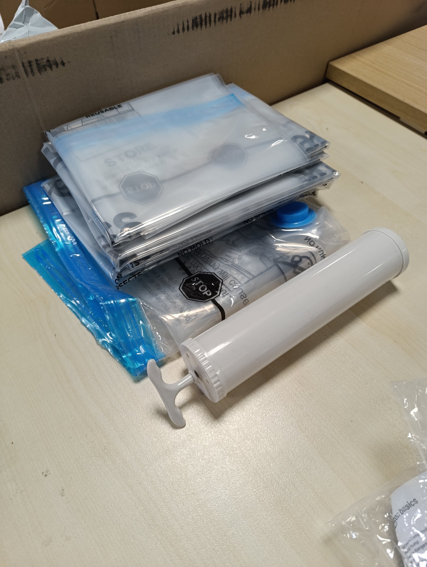 256986 - AMAZON BASICS Çanta me vakum me 6 copë për ruajtjen e rrobave, përfshirë pompën e vakumit dore, me zinxhir, shumë të mëdha, gjigante, transparente