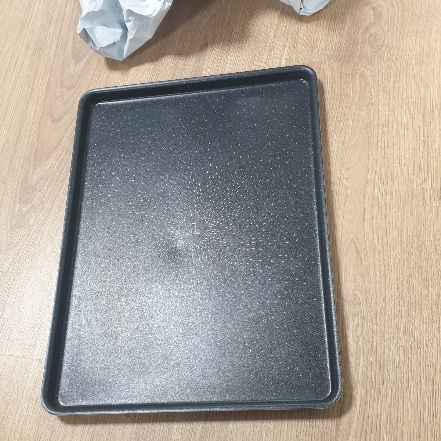 228975 - Tefal Success Tepsia e Pjekjes 38x28 cm, Shtresë Jo-Ngjitëse, 100% Alumini i Ricikluar, Prodhuar në Francë, Çokollatë J5547002