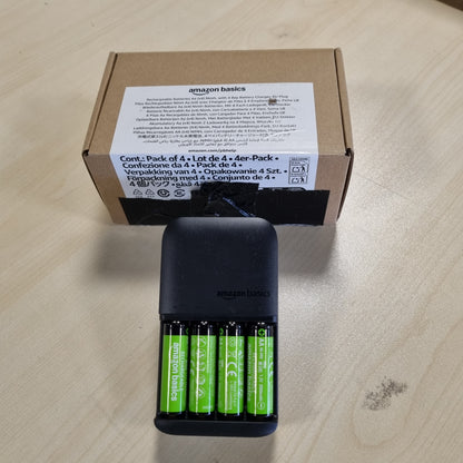 266824 - AMAZON BASICS Bateri të rikarikueshme AA NiMH me karikues për 4 bateri, prizë EU, pako me 4 bateri, të zeza