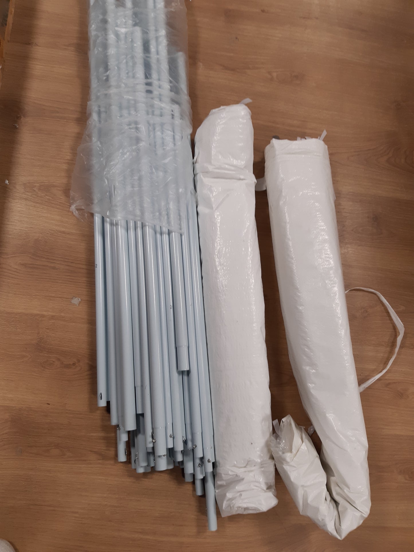 231120 - TENDË PËR FESTA 3x6 METRA - PAVIJON TENDË PËR 70 PERSONA - TENDË E PAPËRSHKUESHME NGA UJI ME MURE ANËSORE DHE DRITARE - E BARDHË