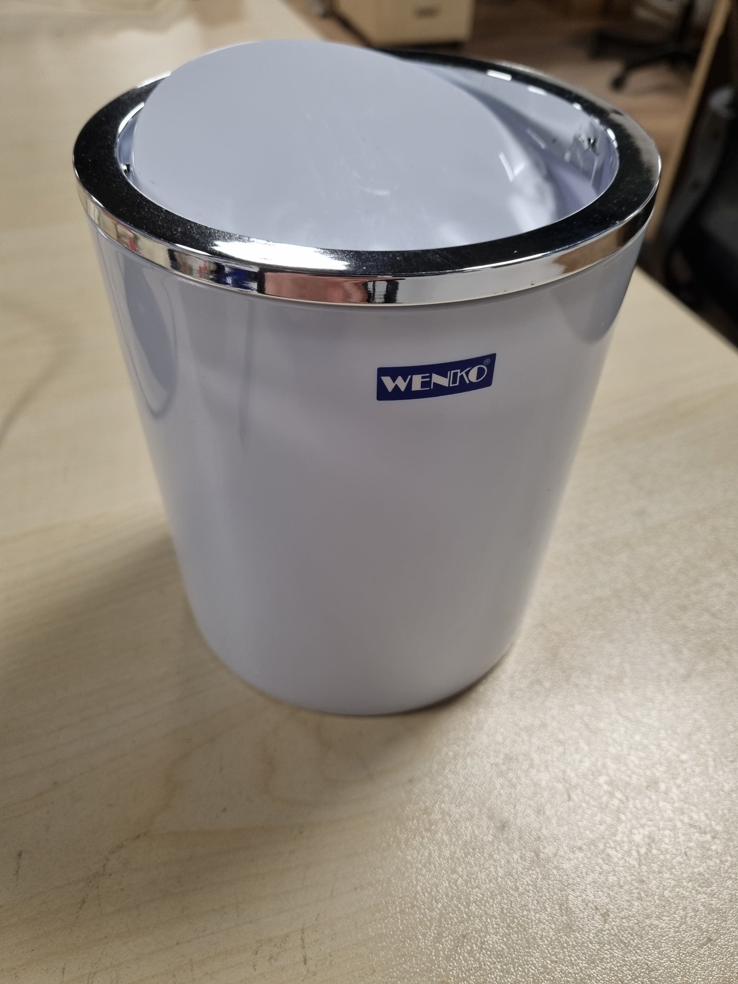 242050 - WENKO Kosh Mbeturinash Inca me Kapak Lëvizës, Kapaciteti: 2 l, Plastik (ABS), 14 x 16.8 x 14 cm, i Bardhë