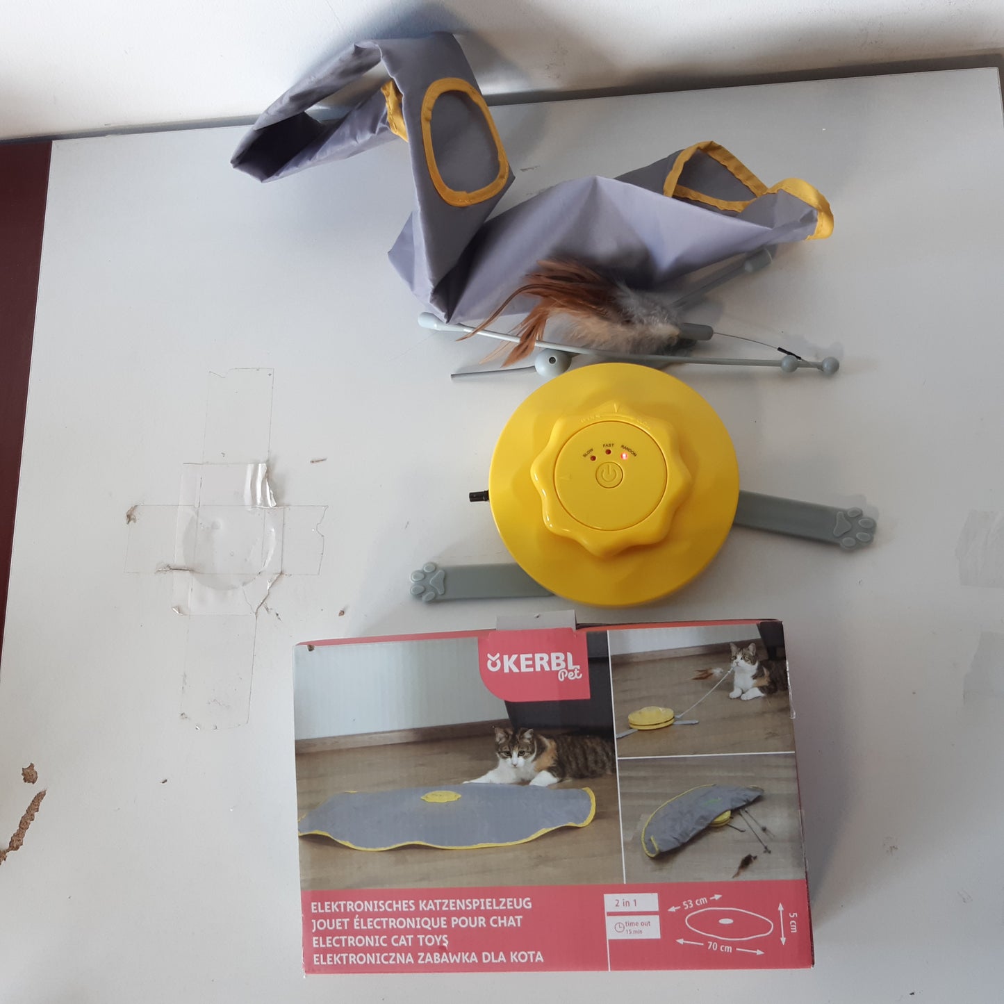256980 - KERBL PET Lodër për mace 2-në-1 Kap Bishtin, Pupla, Mustaqe Puplash, e Verdhë, Gri, 70 x 53 x 5 cm, Najlon