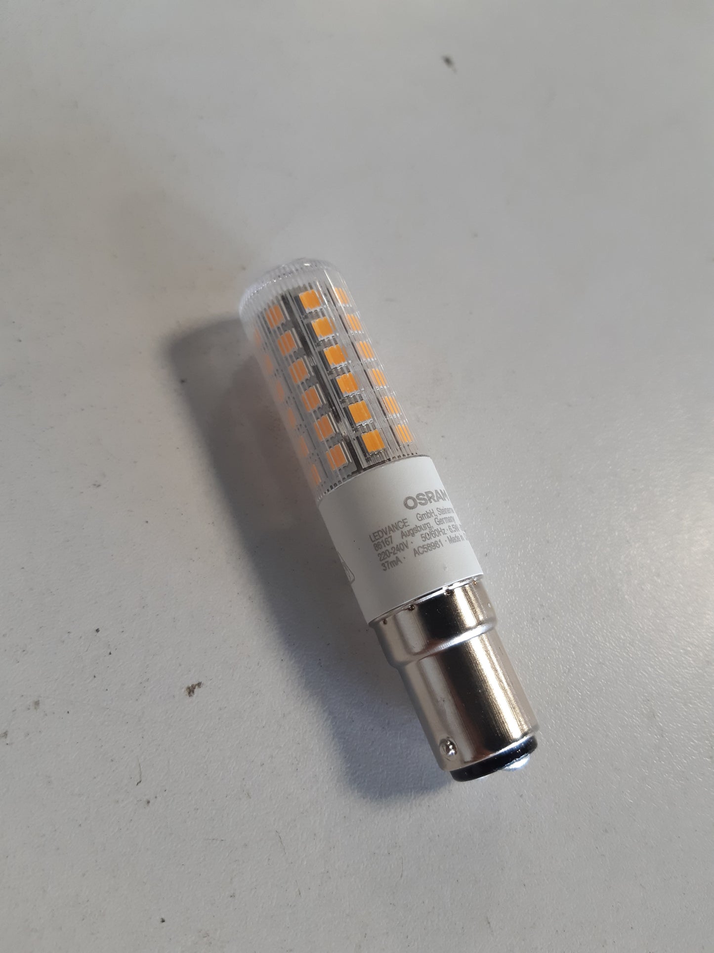 185476 - OSRAM - Llambë LED T e hollë shumëngjyrëshe, nga plastika me bazë B15d, 6.5W/806lm, dritë e bardhë e ngrohtë 2700K, e paerrësueshme, diametër 18mm, CRI 80