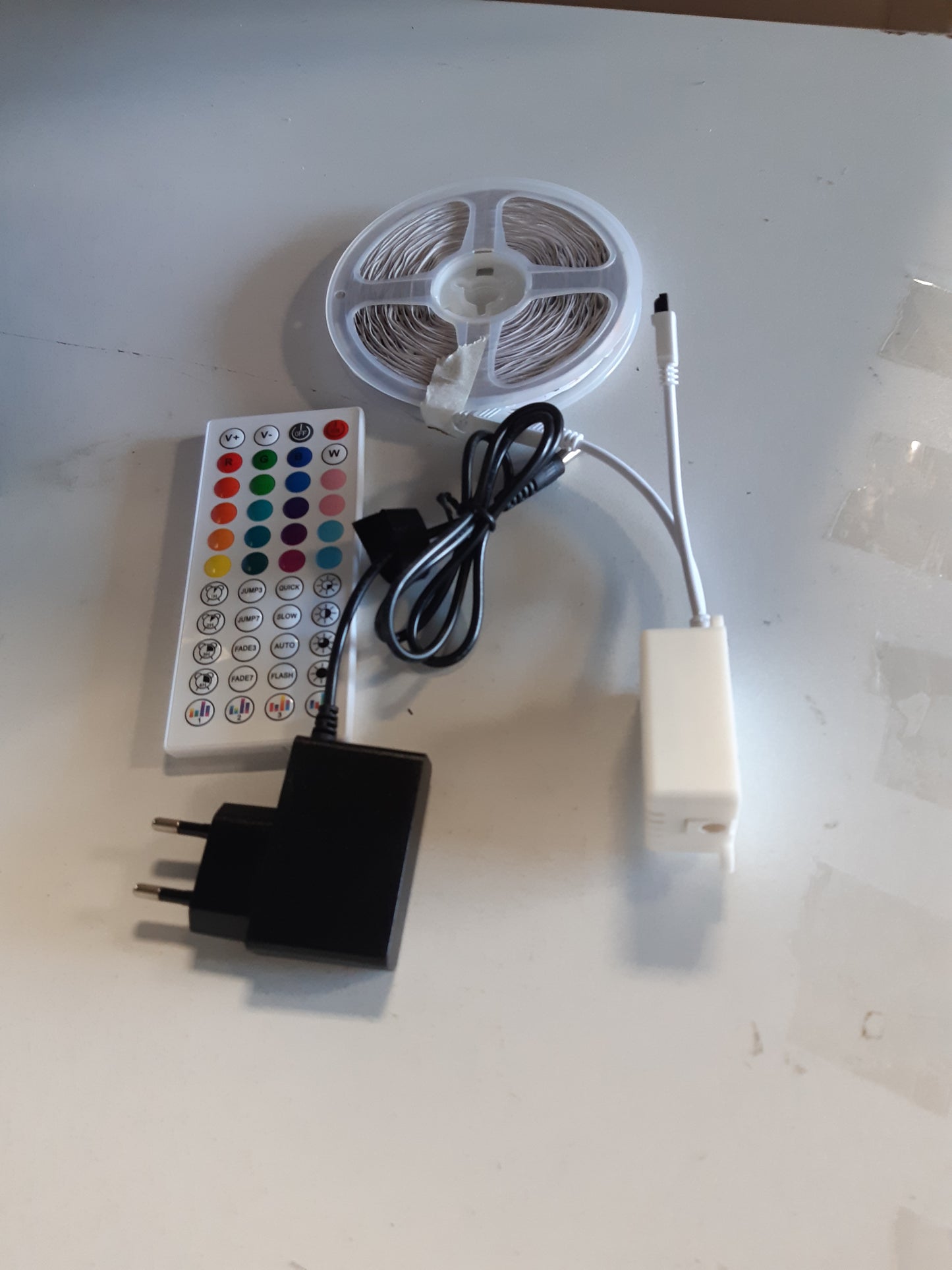 263186 - SHIRIT LED HOVVIDA 10M, 1X10M, 30 LED/METËR, SHIRIT LED RGB, 300 LED, APLIKACION DHE TELEKOMANDË, MODALITET MUZIKE, MODALITET KOHE
