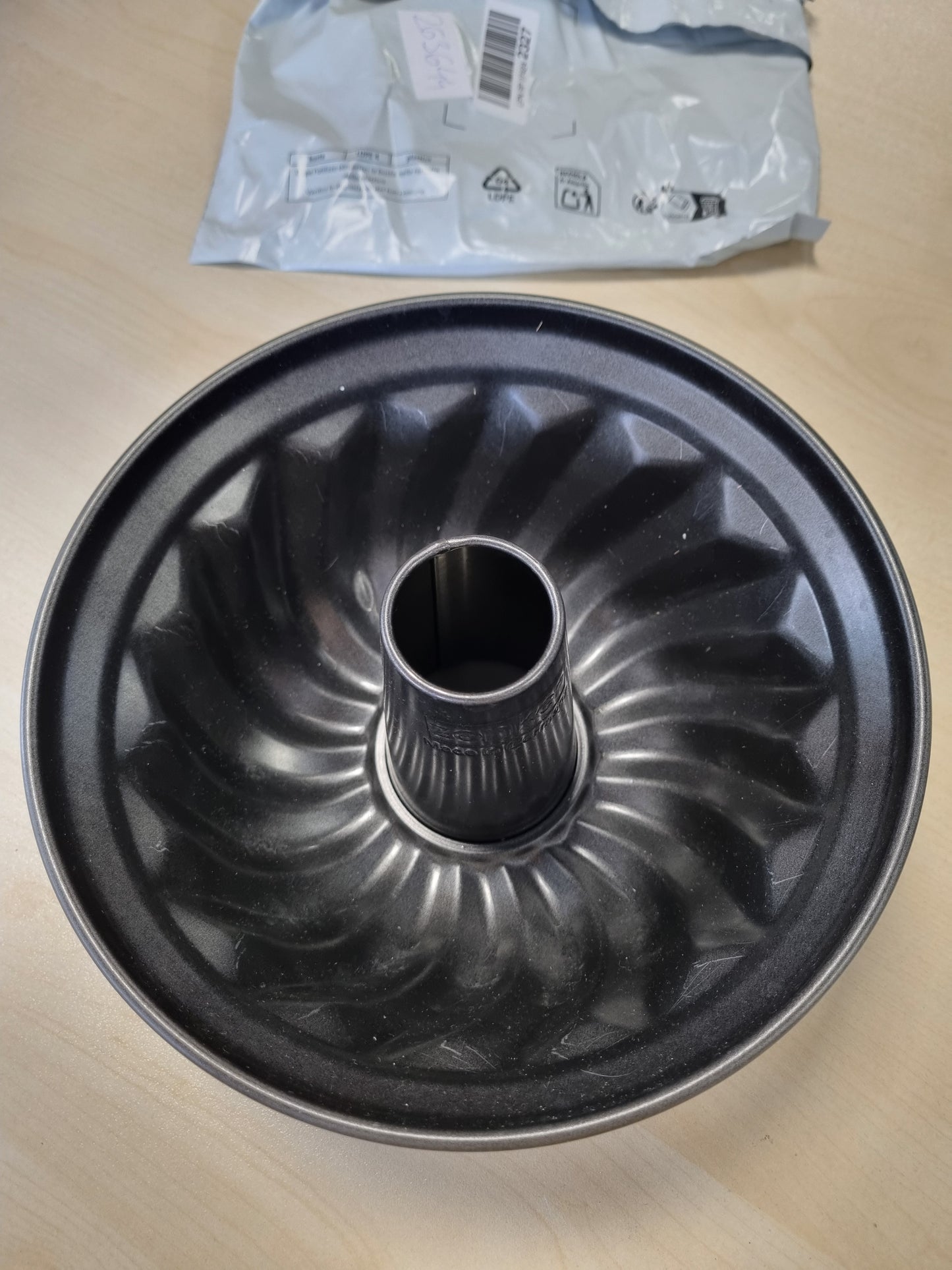 263644 - ZENKER Tavë për kek 22cm Bundt nga seria "Pure", Tavë e qëndrueshme dhe e veshur për kekë Bundt lëngshëm, e rrumbullakët me shtresë jo-ngjitëse (Ngjyra: e zezë), Sasia: 1 copë