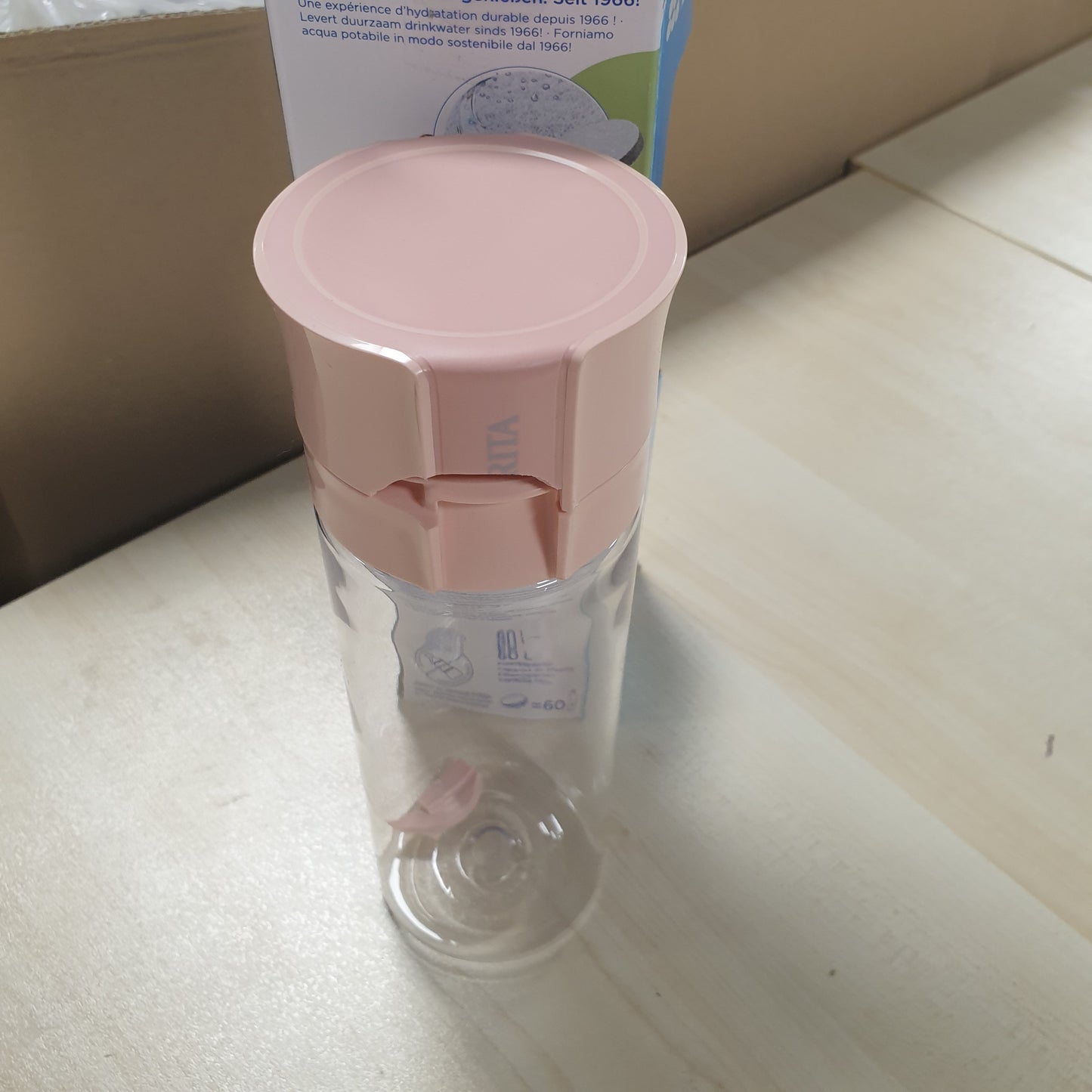 205951 - BRITA Shishja e Ujit Vital me Filtër dhe Kajsi, Zvogëlon Klorin dhe Grimcat e Imëta, Ruan Minerale, Kapaciteti 0.6 L
