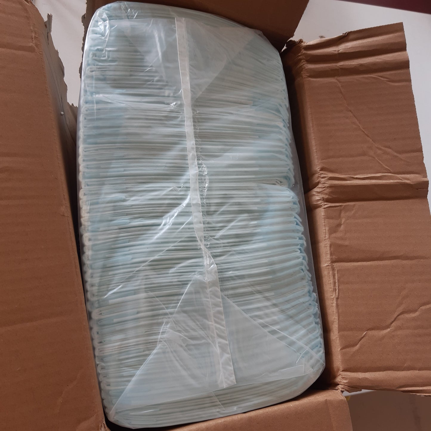 256366 - Dyshekë urinimi për qen AMAZON BASICS me 5 shtresa, të parfumuar dhe të papërshkueshëm nga uji, 56 x 56 cm, pako me 100 copë, blu dhe të bardhë.