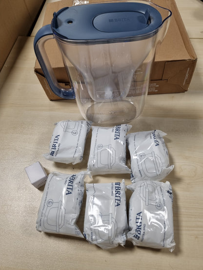 226359 - BRITA Enë Filtri Uji Style Essential Stone Blue (2.4L), përfshirë 6 x MAXTRA PRO PURE PERFORMANCE, reduktim klori, gëlqere, PFAS dhe metale, i përshtatshëm për dyert e frigoriferit, me tregues LED