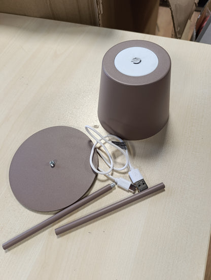 205403 - BRILONER - Llambë Tavoline LED pa Tel, e Rikarikueshme, Punon me Bateri, Lartësi e Rregullueshme, 36x10.5 cm, e Errësueshme, USB-C, Përdoret si Llambë Komodine ose Leximi, Materiali Jashtëm Kafe