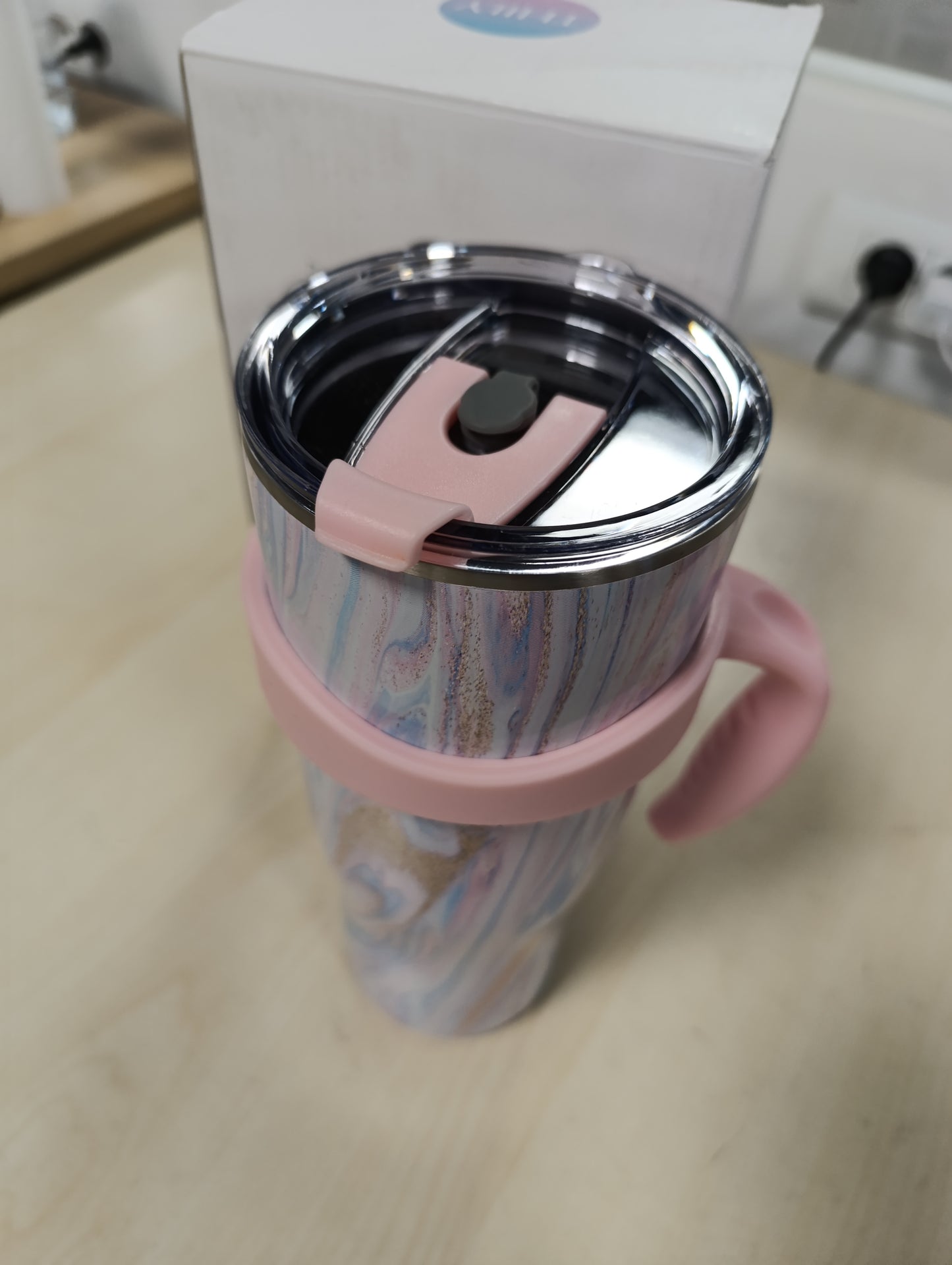 250767 - THILY Gotë prej çeliku inox të izoluar me vakum, 1180 ml, Gotë udhëtimi për kafe me dorezë dhe kapak, mban pijet e ftohta për 34 orë ose të nxehta për 12 orë, me valëzim rozë