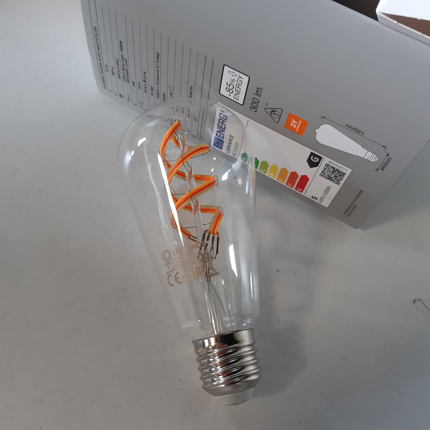 248120 - LEDVANCE - Llambë LED inteligjente, E27, Ngjyrë RGB e ndryshueshme, Formë Edison, 60W ekuivalente, kontrollueshme me Alexa dhe Google