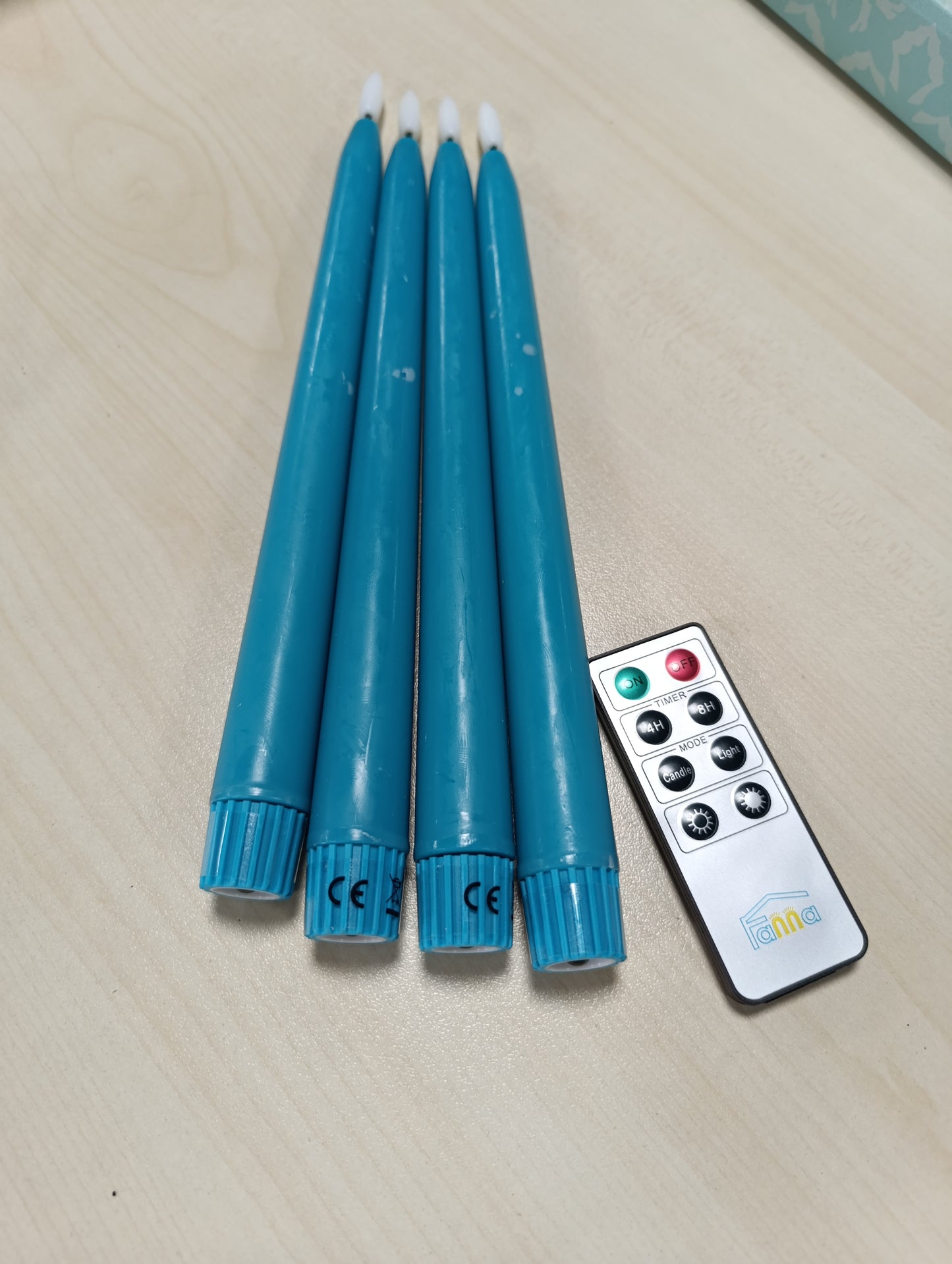 223715 - FANNA 4 qirinj LED pa flakë, bruz, H. 28 cm, funksion kohëmatësi, telekomandë, bateri të përfshira
