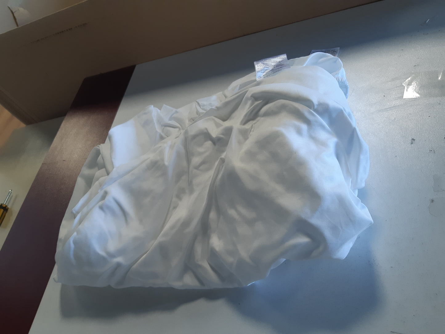 216082 - AMAZON BASICS Çarçaf i montuar 90 x 200 x 30 cm, Mikrofibër Poliester për Dyshekë deri në 30 cm