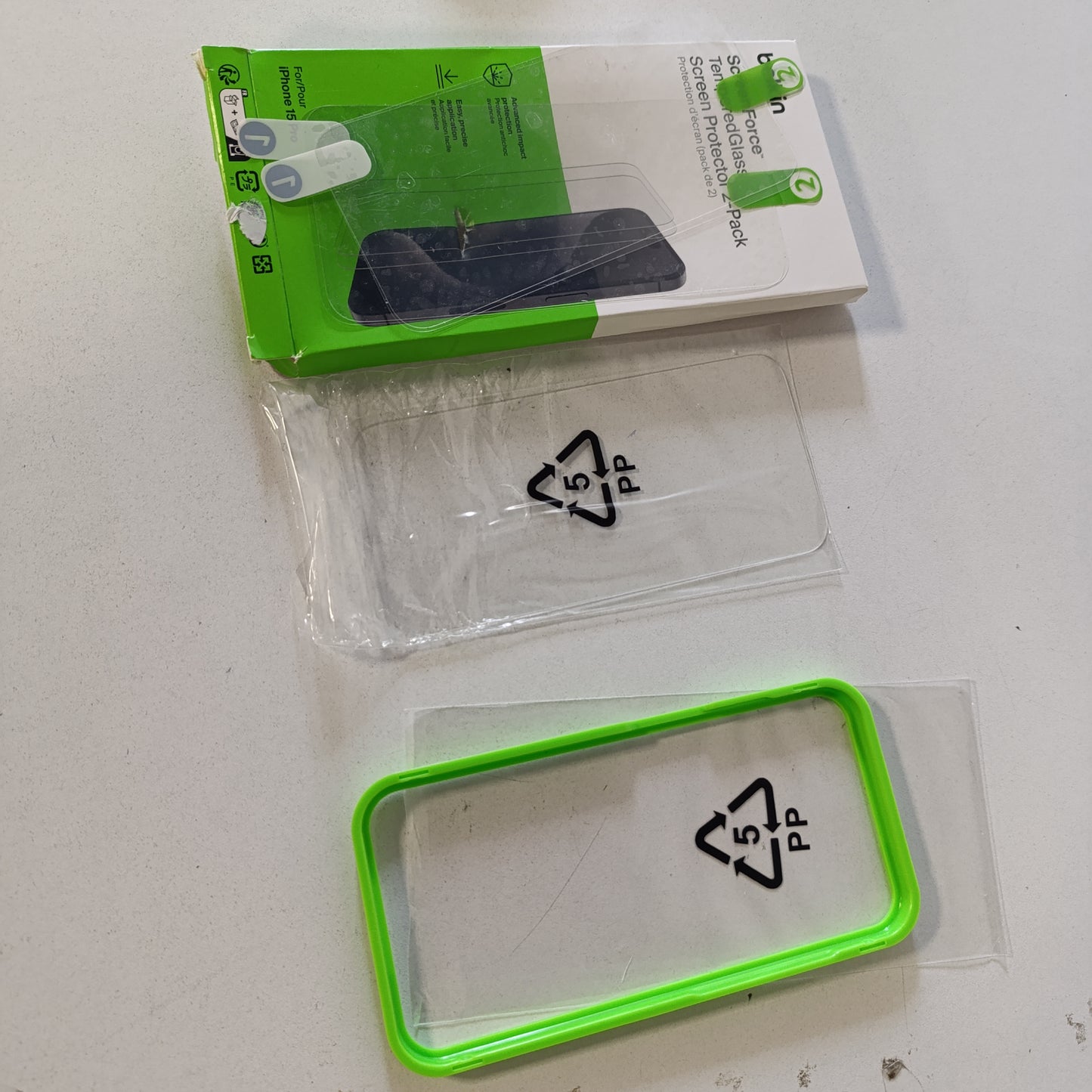 266704 - BELKIN Mbrojtës ekrani antimikrobik prej qelqi të temperuar ScreenForce për iPhone 15 Pro, i hollë, kristalor, rezistent ndaj gërvishtjeve, kornizë e shtrirjes për aplikim pa flluska, pako me 2 pjesë