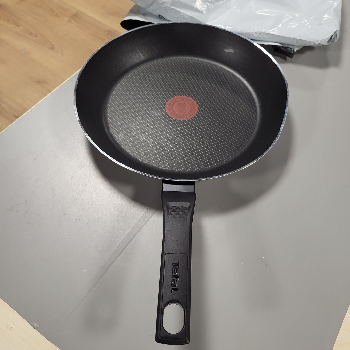 262158 - TEFAL Tigan B55506 Easy Cook and Clean, 28 cm, shtresë jo ngjitëse, tregues termik, e zezë