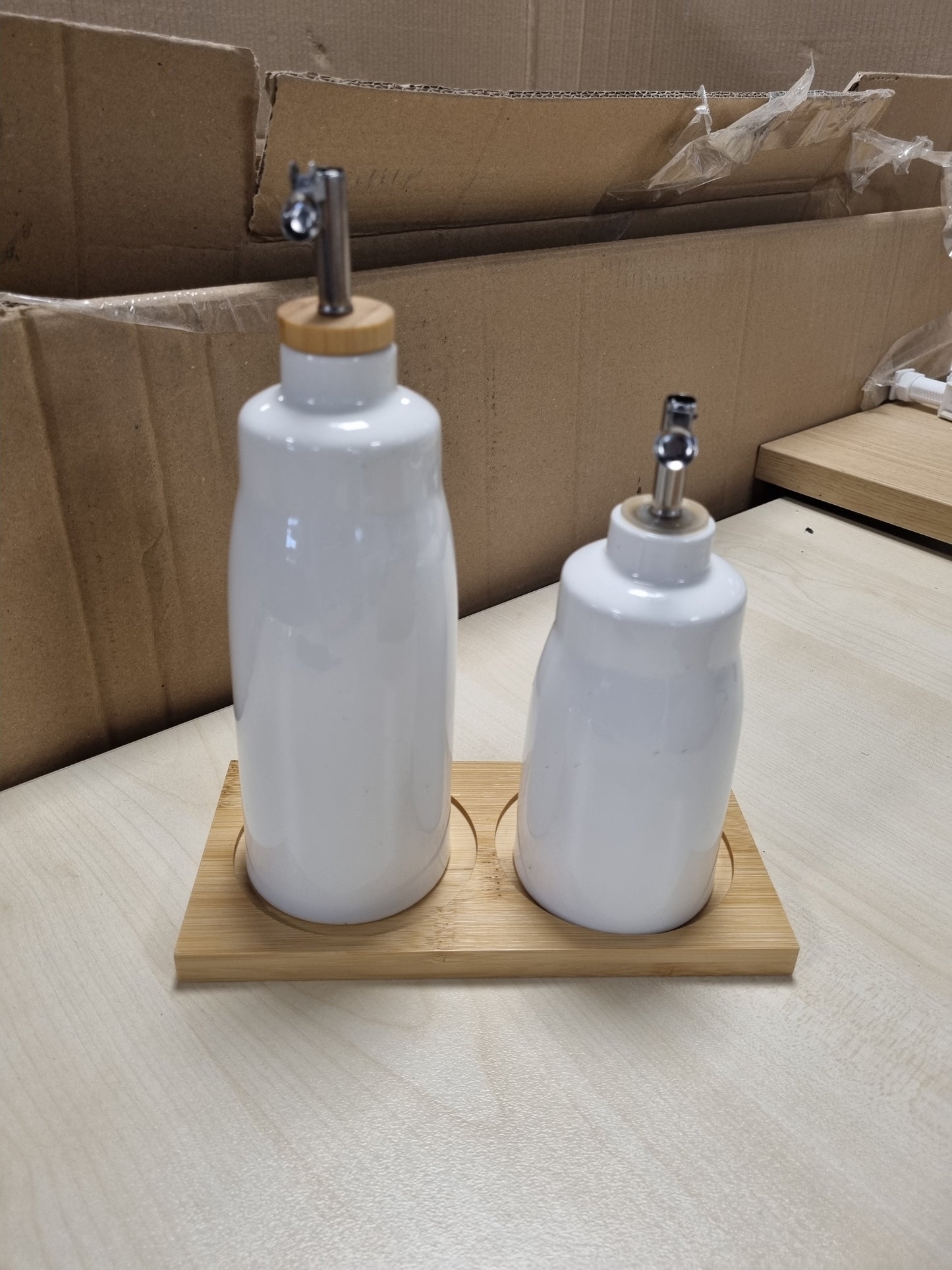 177932 - UDQYQ - Set Dozatorësh Qeramikë për Vaj ulliri dhe Uthull, Volumi 420ml dhe 280ml, me Kapakë Bambuje dhe Hinkë, 2 Copë enë