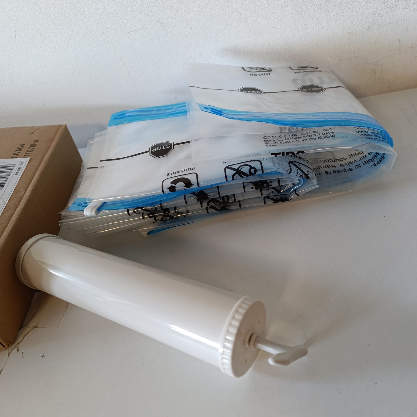 197988 - AMAZON BASICS Qese me Vakum për Rroba me Valvulë Hermetike dhe Pompë Dorë - Madhësia e Mesme, Pako prej 5, me Zinxhir, Transparente