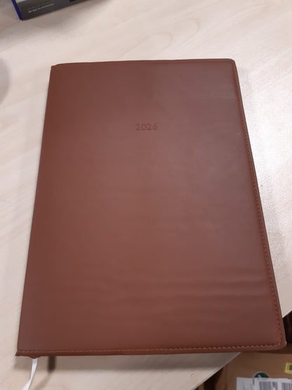 190075 - GRUPO ERIK - Planifikues Javor 2026, Madhësia A4 Vertikal, Versioni Italisht, me Intervale 30-minutëshe dhe Hapësirë Shënimesh, Kopertinë e Butë në Ngjyrë Kafe (Dhjetor 2025 - Janar 2026)