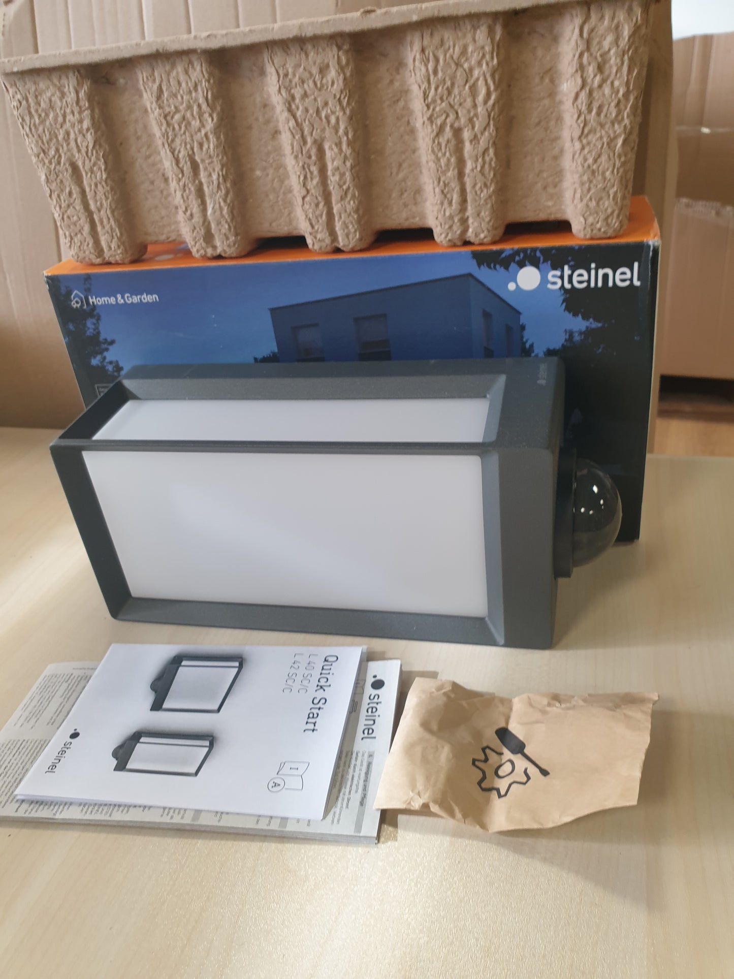 157035 - STEINEL L 42 SC - Dritë LED e Jashtme me Sensor 180°, Bluetooth Mesh, e Kontrolluar nga Aplikacioni, 3000 K, Antracit