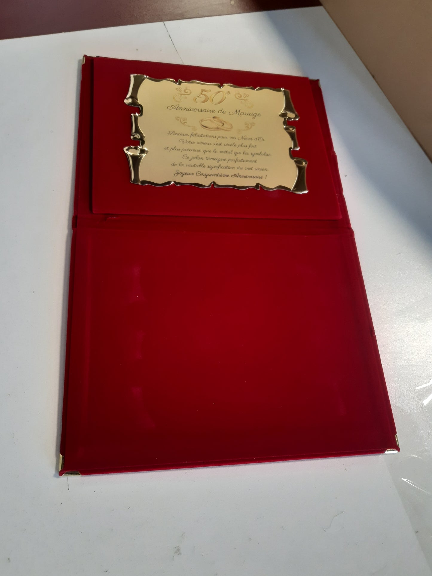 213819 - Pllakë Përkujtimore Elegante për 50-vjetorin e Martesës | Dhuratë për Pesëdhjetëvjetorin | Përvjetori i Artë i Martesës | Rrotull Metalik Dekorativ i Praruar me Dedikim (i Kuq, 50 Vjet)