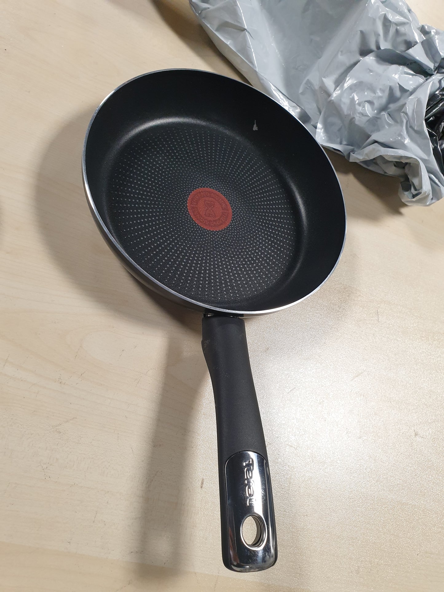 251939 - TEFAL Tigan 24 cm, shtresë jo ngjitëse me grimca titaniumi, termo-sinjal në temperaturën ideale të skuqjes, i sigurt për lavastovilje, C38804