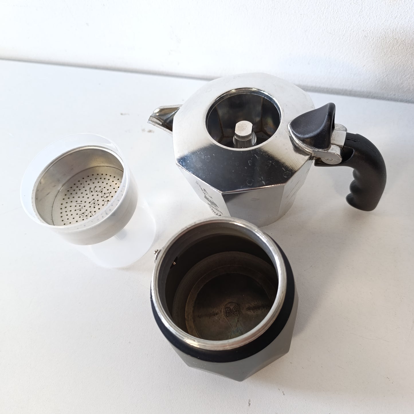 183830 - BIALETTI New Brikka 2023 - Moka Pot e vetme që Prodhon Kafe Ekspres Kremoze, Kapaciteti për 2 Filxhanë, Materiali i Aluminit, Ngjyra e Zezë