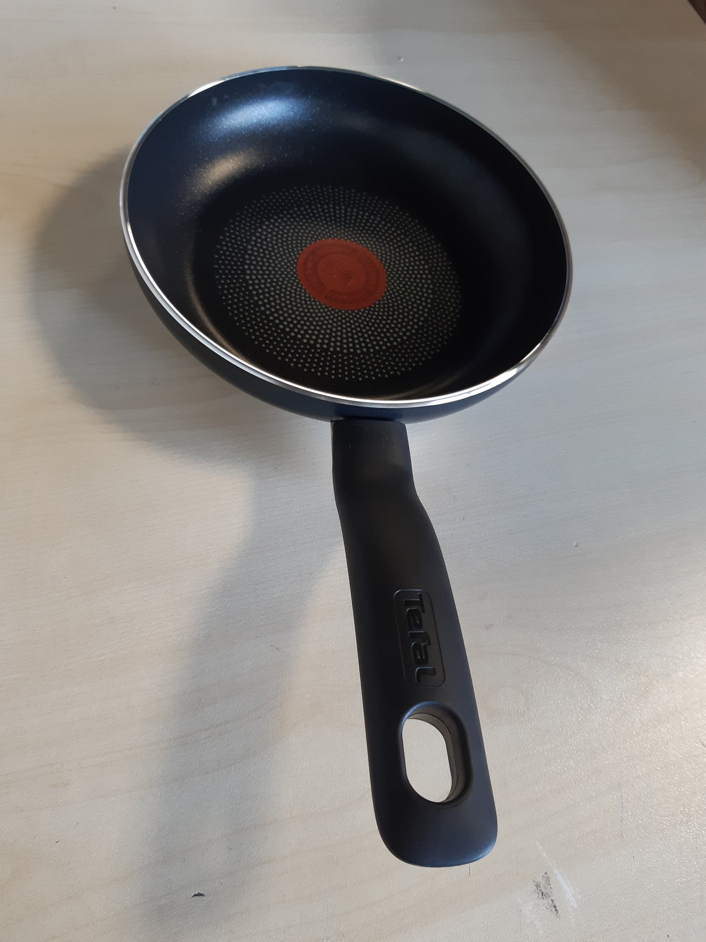 214776 - TEFAL Tigan 20 cm, shtresë jo ngjitëse, i sigurt për metalet, i pajtueshëm me të gjitha llojet e sobave përveç induksionit