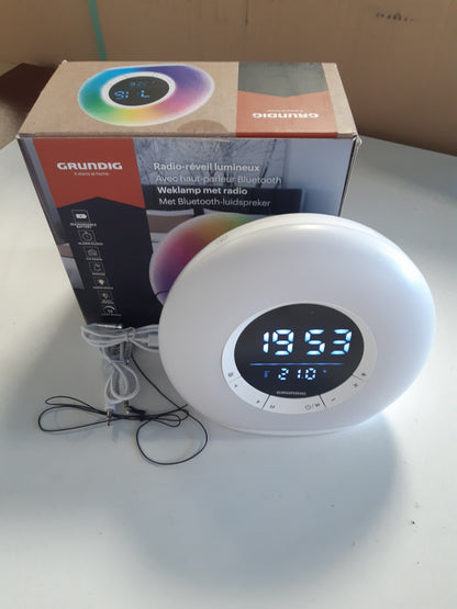 209152 - GRUNDIG Orë Alarmi me Dritë Ditë, Llambë Nate e Bardhë me Radio dhe Bluetooth, Ekran LED, Tinguj Natyre